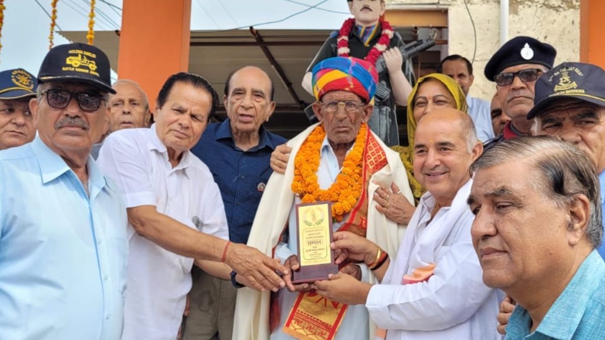 कारगिल विजय दिवस पर कांग्रेस ने पूर्व सैनिक का किया सम्मान