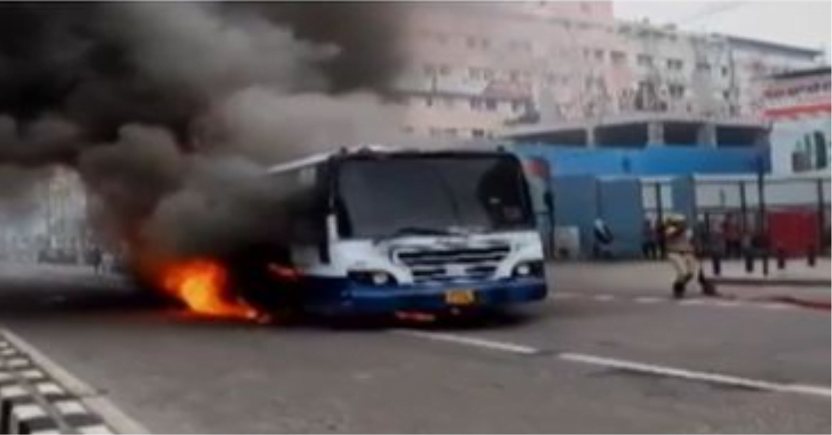 बेंगलुरु में चलती बस में आग लगी