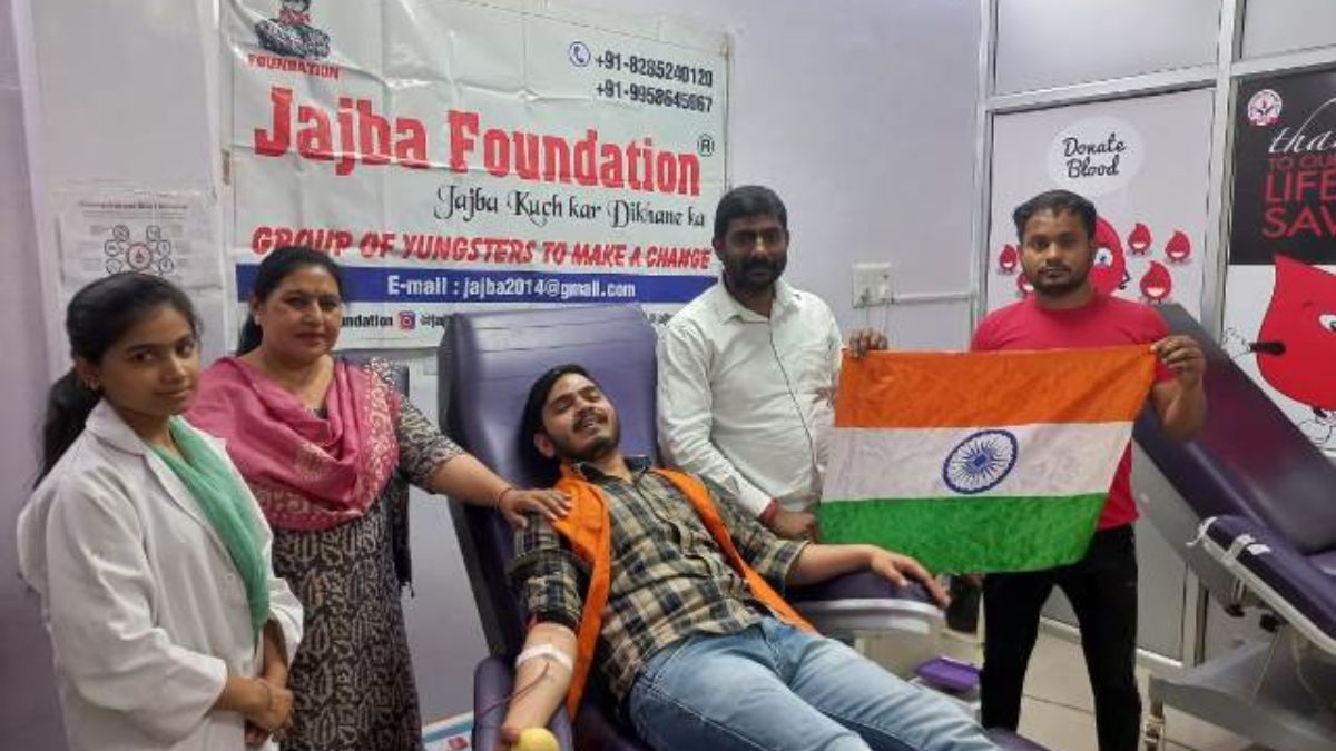 रक्तदान कर शहीदों को दी रक्तांजली