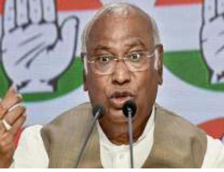 मोदी सरकार ने लाखों बच्चों का टीकाकरण न करके बहुत बड़ा पाप किया: खरगे