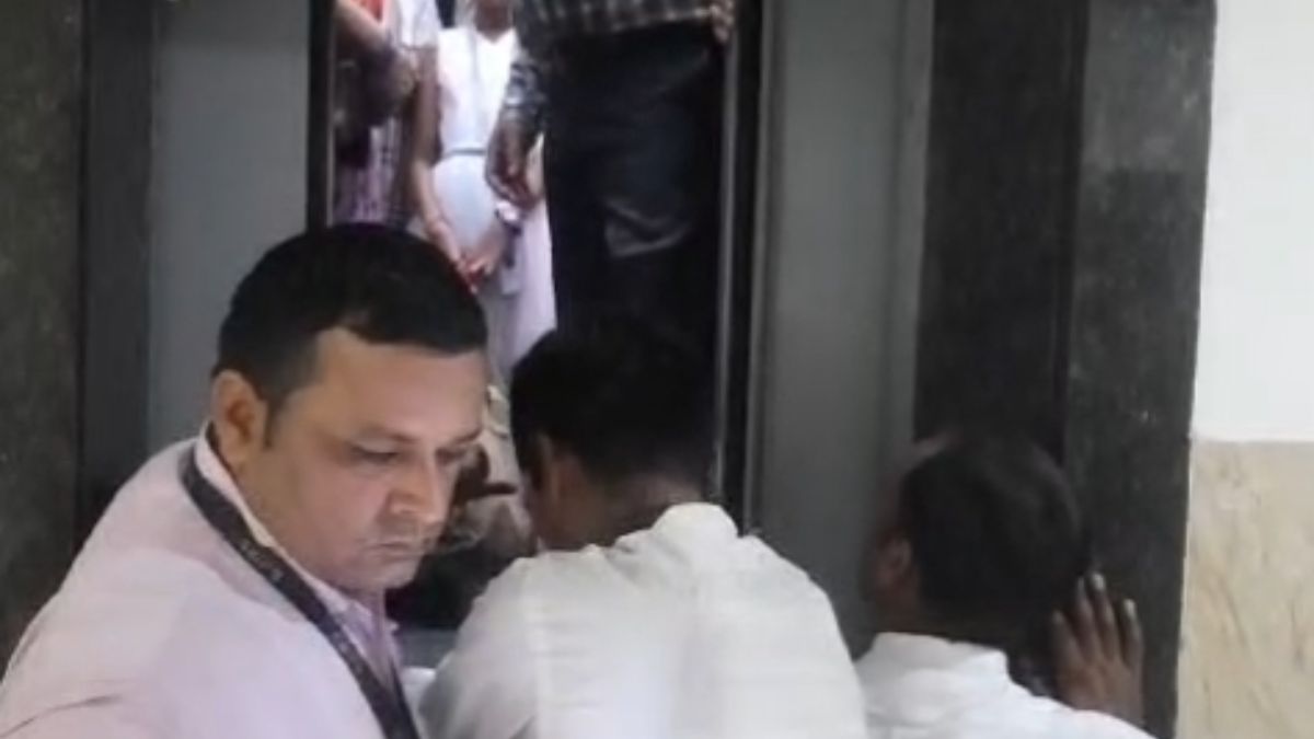 ग्रेटर नोएडा वेस्ट: तीसरे फ्लोर पर अचानक अटकी लिफ्ट 20 मिनट तक फंसे रहे लोग