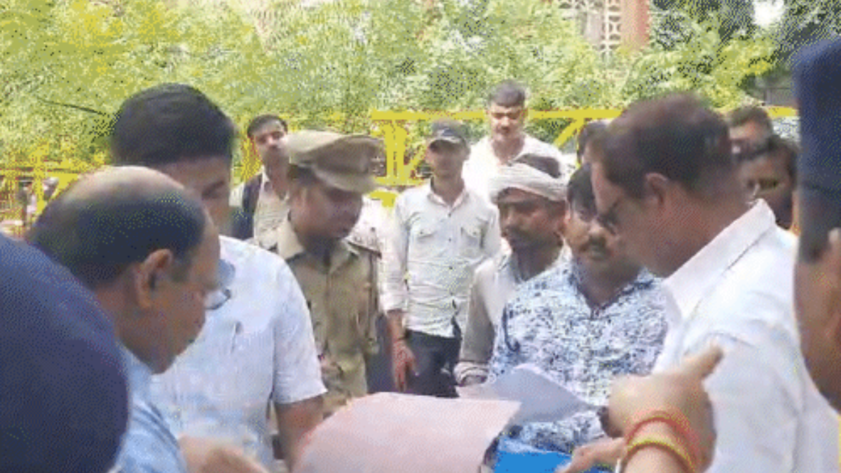 कानपुर आरटीओ में पुलिस और एडीएम का छापा