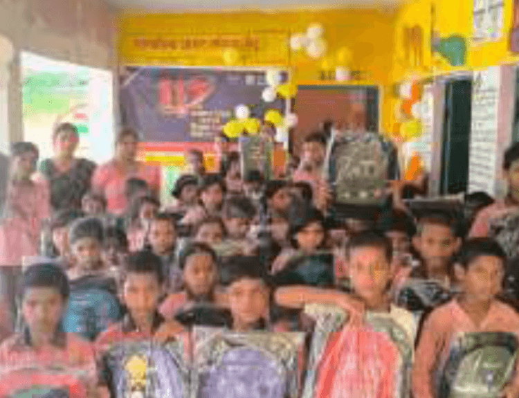 बैंक ऑफ बड़ौदा ने स्थापना दिवस पर बच्चों को बैग बांटे