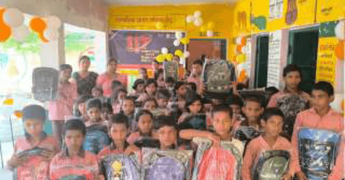 बैंक ऑफ बड़ौदा ने स्थापना दिवस पर बच्चों को बैग बांटे