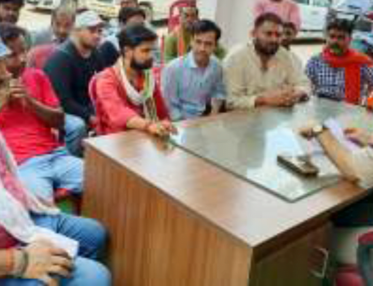 धार्मिक उन्माद फैलाने का आरोप, दी तहरीर