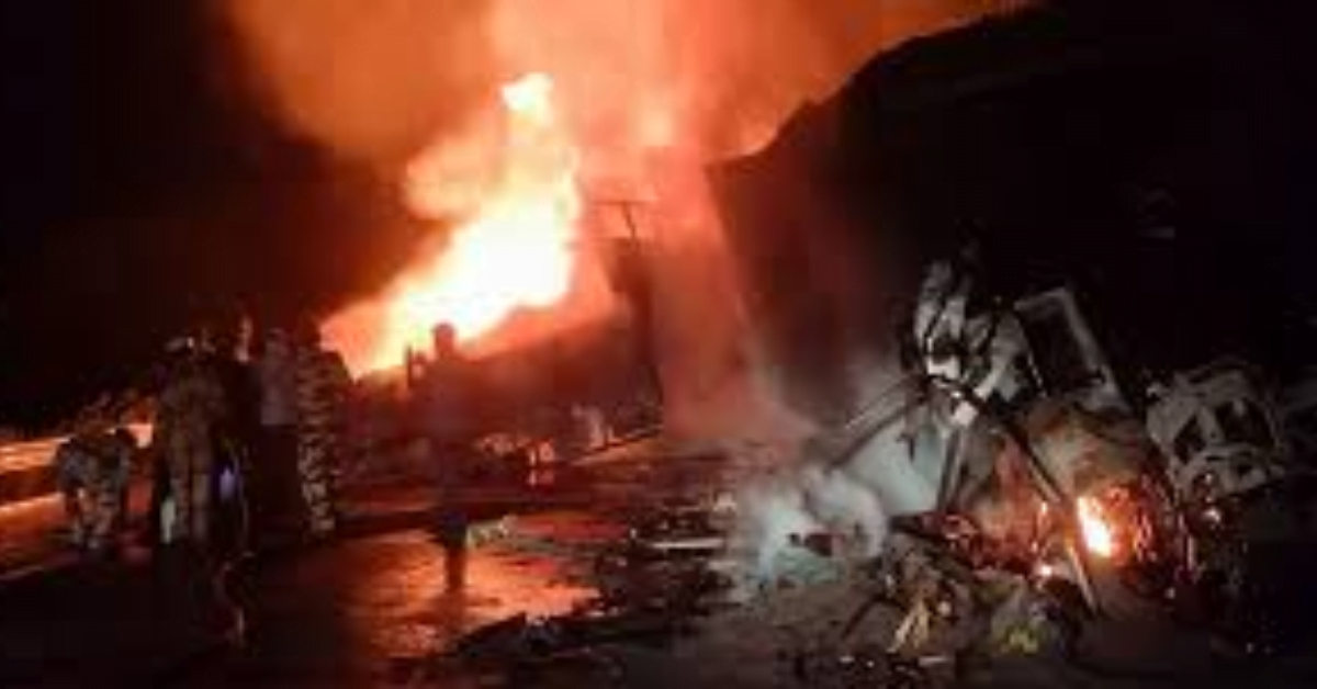 हमीरपुर में दो ट्रकों में टक्कर के बाद आग लगी: दोनों के ड्राइवर जिंदा जले, एक कंडक्टर बुरी तरह झुलसा, शिनाख्त में जुटी पुलिस