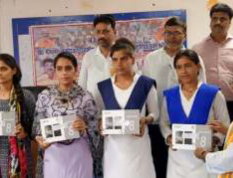 भाजपा जिलाध्यक्ष ने महाविद्यालय की छात्राओं को बांटे टैबलेट