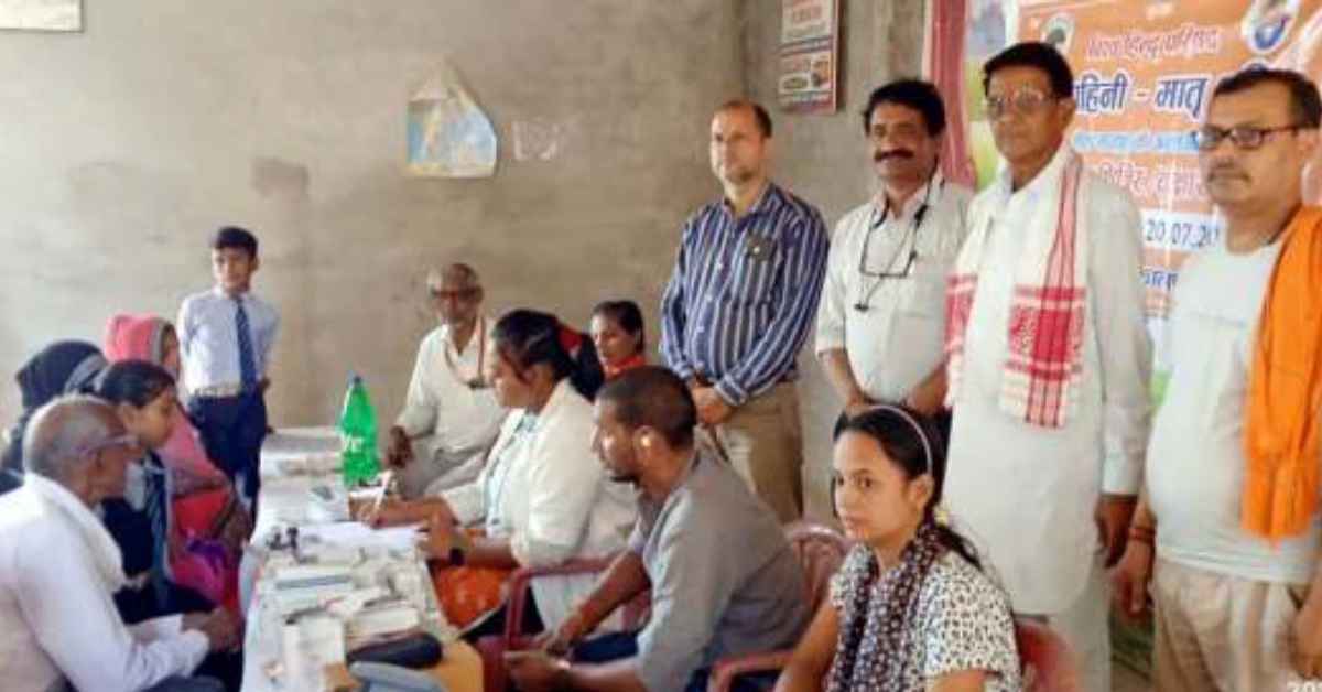 चिकित्सा शिविर में डॉक्टरों ने मरीजों का किया परीक्षण