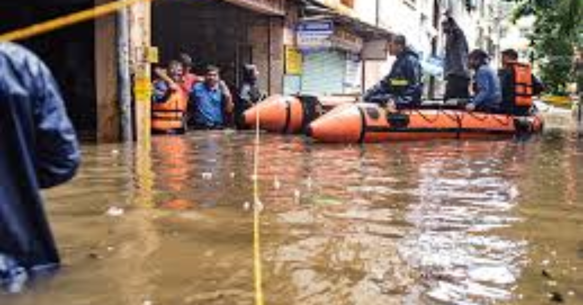 गुजरात में भारी बारिश से 8 मौतें, हिमाचल में बादल फटा