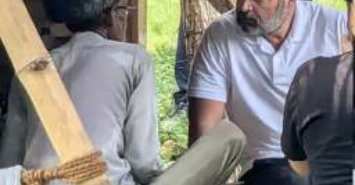 यूपी में राहुल गांधी ने चप्पल की सिलाई की