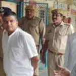 डीएम ने एआरटीओ ऑफिस का किया निरीक्षण, परिसर में गंदगी देख जताई नाराजगी
