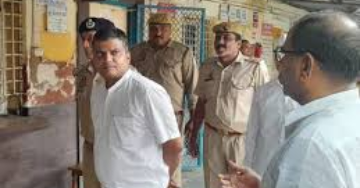 डीएम ने एआरटीओ ऑफिस का किया निरीक्षण, परिसर में गंदगी देख जताई नाराजगी