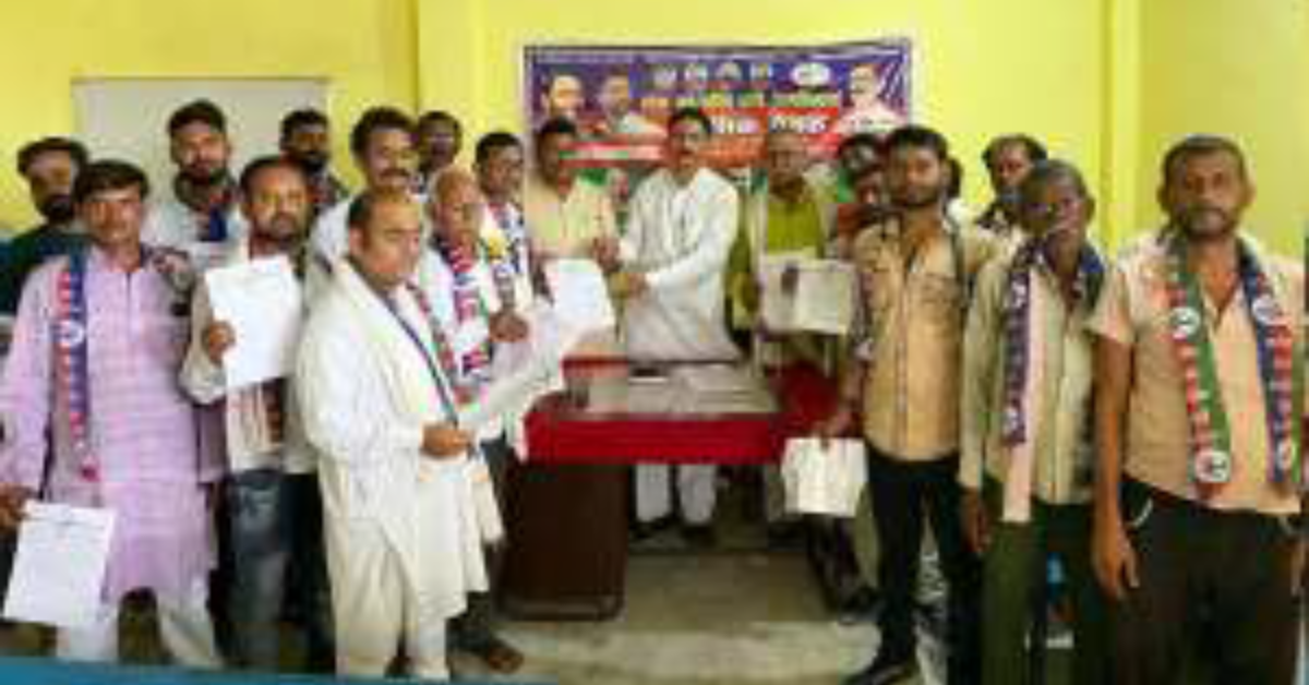 लोजपा की बैठक में पदाधिकारियों को सौंपे मनोनयन पत्र