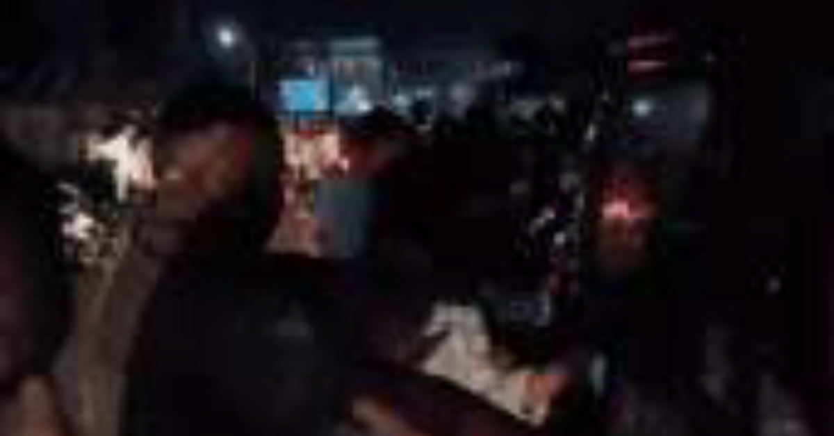 तेज रफ्तार कार में अश्लीलता करना पड़ा भारी