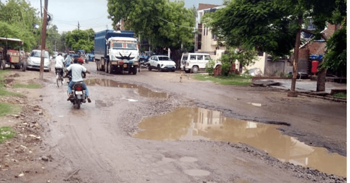 नगर के मार्गों की हालत बद से बदतर
