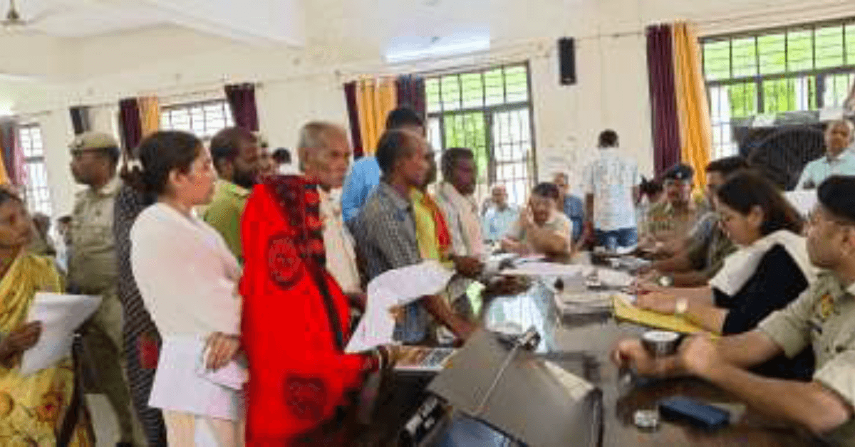 तहसील तरबगंज में डीएम एसपी ने सम्पूर्ण समाधान दिवस में समस्याएं सुनी