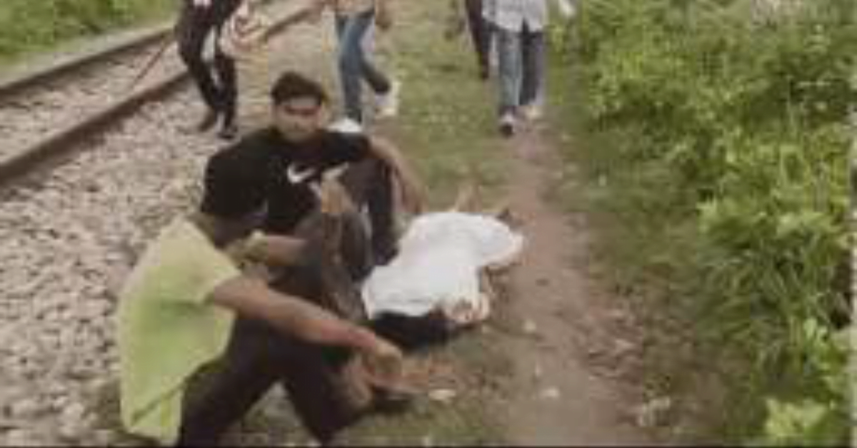 बहन का शव कंधे पर लेकर 5 किलोमीटर चले भाई