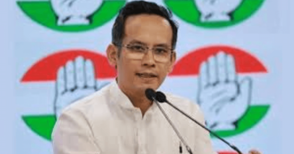 please arrange this only पूरी दुनिया में भेजेंगे यूपी का आम: सीएम योगी लखनऊ, एजेंसी। मुख्यमंत्री योगी आदित्यनाथ ने कहा कि उत्तर प्रदेश इस साल जापान और मलेशिया को 40 टन आम निर्यात करेगा। 160 वर्ष के इतिहास में यह पहली बार हुआ है कि लखनऊ का दशहरी अमेरिका को निर्यात किया जा रहा है। भारत में दशहरी का दाम 60 से 100 रुपए के बीच है लेकिन यही दशहरी जब अमेरिका के मार्केट में पहुंचा तो इसका दाम 900 रुपए किलो हो गया है। यानी अगर हम ड्यूटी टैक्स, कार्गो और एयर फेयर का दाम भी जोड़ लें तो एक किलो आम अमेरिका भेजने की लागत 250-300 रुपए तक आ रही होगी तब भी एक किसान एवं बागवान को एक किलो आम पर 600 रुपए की बचत होगी। राजधानी लखनऊ के अवध शिल्प ग्राम में आम महोत्सव का आयोजन किया जा रहा है। शुक्रवार को मुख्यमंत्री योगी आदित्यनाथ ने महोत्सव का शुभारंभ किया। 12 से 14 जुलाई तक चलने वाले इस महोत्सव में आम की विभिन्न प्रजातियों व उनके उत्पादों की आकर्षक प्रदर्शनी लगाई गई है। मुख्यमंत्री योगी ने कहा कि पिछले 7-8 वर्षों से उत्तर प्रदेश सरकार आम महोत्सव आयोजित कर रही है। इस आयोजन में सरकार अपने प्रगतिशील किसानों और बागवानों को सम्मानित करती है। उत्तर प्रदेश के उत्पादित आम को हम न केवल देश में बल्कि दुनिया की मार्केट में पहुंच सके इसके लिए प्रयास कर रहे हैं। उन्होंने कहा कि आप सभी जानते हैं कि हमारी सामान्य भाषा में जिस फल का नाम आम होता है उस फल में प्रत्येक नागरिक की पहुंच का सहज अनुमान लगाया जा सकता है, वह आम है इसलिए सबके लिए सुलभ भी है और सबके लिए सरल भी है और सबके लिए उपयोगी भी है। अतः जो आम होगा, वही राजा भी होगा और इसीलिए फलों के राजा के रूप में आम को हम सबने महत्व दिया है। तीन दिवसीय आम महोत्सव में उत्तर प्रदेश के अलावा अन्य प्रदेशों के किसान, बागवान, स्टेकहोल्डर, निर्यातक भी शामिल होंगे। आम महोत्सव-2024 में लगभग 800 से अधिक आम की प्रजातियों का प्रदर्शन किया जाएगा। आम से बने विभिन्न पकवान एवं व्यंजन प्रदर्शित किये जायेंगे। आम विविधता प्रदर्शनी में 120 से अधिक किस्मों के प्रदर्शन, आमंत्रण (क्रेता-विक्रेता बैठक), आम खाने की प्रतियोगिता, प्रशिक्षण सेमीनार विशेष आकर्षण होंगे। मुख्यमंत्री योगी ने कहा कि उत्तर प्रदेश के बागवान केवल 3रू15 लाख हेक्टेयर क्षेत्रफल में 58 लाख मीट्रिक टन आम का उत्पादन करते हैं। देश के कुल आम उत्पादन का 25 से 30 प्रतिशत आम उत्पादन अकेले उत्तर प्रदेश में होता है। पिछले वर्ष उद्यान विभाग की टीम मास्को गई थी। इसमें लखनऊ और अमरोहा के किसान गए थे। वहां पर टीम ने आम महोत्सव का आयोजन किया था, जिसमें किसानों को आर्डर भी मिला था। उन्होंने कहा कि हमारी सरकार ने भारत सरकार के सहयोग से प्रदेश के किसानों के लिए सहारनपुर, अमरोहा, लखनऊ और वाराणसी में चार पैक हाउस बनाए हैं। सीएम योगी ने कहा कि उत्तर प्रदेश आम उत्पादन में देश में अग्रणी है लेकिन अब हमें बढ़ती हुई आबादी के अनुरूप क्वांटिटी और क्वालिटी दोनों को बनाए रखने के लिए लगातार काम करना होगा। दुनिया के मार्केट में उत्तर प्रदेश का आम छा जाए इसके लिए हमें इस प्रकार के महोत्सव के माध्यम से जो जानकारी मिले उसको हमें अपने यहां ChatGPT पूरी दुनिया में भेजेंगे यूपी का आम: सीएम योगी लखनऊ, एजेंसी। मुख्यमंत्री योगी आदित्यनाथ ने कहा कि उत्तर प्रदेश इस साल जापान और मलेशिया को 40 टन आम निर्यात करेगा। 160 वर्ष के इतिहास में यह पहली बार हुआ है कि लखनऊ का दशहरी अमेरिका को निर्यात किया जा रहा है। भारत में दशहरी का दाम 60 से 100 रुपए के बीच है लेकिन यही दशहरी जब अमेरिका के मार्केट में पहुंचा तो इसका दाम 900 रुपए किलो हो गया है। यानी अगर हम ड्यूटी टैक्स, कार्गो और एयर फेयर का दाम भी जोड़ लें तो एक किलो आम अमेरिका भेजने की लागत 250-300 रुपए तक आ रही होगी, तब भी एक किसान एवं बागवान को एक किलो आम पर 600 रुपए की बचत होगी। राजधानी लखनऊ के अवध शिल्प ग्राम में आम महोत्सव का आयोजन किया जा रहा है। शुक्रवार को मुख्यमंत्री योगी आदित्यनाथ ने महोत्सव का शुभारंभ किया। 12 से 14 जुलाई तक चलने वाले इस महोत्सव में आम की विभिन्न प्रजातियों व उनके उत्पादों की आकर्षक प्रदर्शनी लगाई गई है। मुख्यमंत्री योगी ने कहा कि पिछले 7-8 वर्षों से उत्तर प्रदेश सरकार आम महोत्सव आयोजित कर रही है। इस आयोजन में सरकार अपने प्रगतिशील किसानों और बागवानों को सम्मानित करती है। उत्तर प्रदेश के उत्पादित आम को हम न केवल देश में बल्कि दुनिया की मार्केट में पहुंचा सके इसके लिए प्रयास कर रहे हैं। उन्होंने कहा कि आप सभी जानते हैं कि हमारी सामान्य भाषा में जिस फल का नाम आम होता है उस फल में प्रत्येक नागरिक की पहुंच का सहज अनुमान लगाया जा सकता है, वह आम है इसलिए सबके लिए सुलभ भी है और सबके लिए सरल भी है और सबके लिए उपयोगी भी है। अतः जो आम होगा, वही राजा भी होगा और इसीलिए फलों के राजा के रूप में आम को हम सबने महत्व दिया है। तीन दिवसीय आम महोत्सव में उत्तर प्रदेश के अलावा अन्य प्रदेशों के किसान, बागवान, स्टेकहोल्डर, निर्यातक भी शामिल होंगे। आम महोत्सव-2024 में लगभग 800 से अधिक आम की प्रजातियों का प्रदर्शन किया जाएगा। आम से बने विभिन्न पकवान एवं व्यंजन प्रदर्शित किये जायेंगे। आम विविधता प्रदर्शनी में 120 से अधिक किस्मों के प्रदर्शन, आमंत्रण (क्रेता-विक्रेता बैठक), आम खाने की प्रतियोगिता, प्रशिक्षण सेमीनार विशेष आकर्षण होंगे। मुख्यमंत्री योगी ने कहा कि उत्तर प्रदेश के बागवान केवल 3.15 लाख हेक्टेयर क्षेत्रफल में 58 लाख मीट्रिक टन आम का उत्पादन करते हैं। देश के कुल आम उत्पादन का 25 से 30 प्रतिशत आम उत्पादन अकेले उत्तर प्रदेश में होता है। पिछले वर्ष उद्यान विभाग की टीम मास्को गई थी। इसमें लखनऊ और अमरोहा के किसान गए थे। वहां पर टीम ने आम महोत्सव का आयोजन किया था, जिसमें किसानों को आर्डर भी मिला था। उन्होंने कहा कि हमारी सरकार ने भारत सरकार के सहयोग से प्रदेश के किसानों के लिए सहारनपुर, अमरोहा, लखनऊ और वाराणसी में चार पैक हाउस बनाए हैं। सीएम योगी ने कहा कि उत्तर प्रदेश आम उत्पादन में देश में अग्रणी है लेकिन अब हमें बढ़ती हुई आबादी के अनुरूप क्वांटिटी और क्वालिटी दोनों को बनाए रखने के लिए लगातार काम करना होगा। दुनिया के मार्केट में उत्तर प्रदेश का आम छा जाए इसके लिए हमें इस प्रकार के महोत्सव के माध्यम से जो जानकारी मिले उसको हमें अपने यहां लागू करना होगा। विभिन्न प्रदेशों के किसान हुए शामिल महोत्सव में लगभग 700 से अधिक आम की प्रजातियों का प्रदर्शन किया गया है। तीन दिवसीय इस कार्यक्रम में आम महोत्सव में यूपी के साथ ही मध्य प्रदेश, उत्तराखण्ड, छत्तीसगढ़, राजस्थान समेत कई राज्यों के आम के किसान पहुंचे हैं। इसके साथ ही अलग अलग राज्यों के उद्यान प्रतिनिधि और आम की खेती करने वाले विशेषज्ञ भी पहुंचे हैं। कार्यक्रम में उद्यान, कृषि विपणन, कृषि विदेश व्यापार तथा कृषि निर्यात राज्य मंत्री (स्वतन्त्र प्रभार) दिनेश प्रताप सिंह, मुख्य सचिव मनोज कुमार सिंह, कृषि उत्पादन आयुक्त डा. देवेश चतुर्वेदी सहित अन्य गणमान्य लोग मौजूद थे। ChatGPT पूरी दुनिया में भेजेंगे यूपी का आम: सीएम योगी लखनऊ, एजेंसी। मुख्यमंत्री योगी आदित्यनाथ ने कहा कि उत्तर प्रदेश इस साल जापान और मलेशिया को 40 टन आम निर्यात करेगा। 160 वर्ष के इतिहास में यह पहली बार हुआ है कि लखनऊ का दशहरी अमेरिका को निर्यात किया जा रहा है। भारत में दशहरी का दाम 60 से 100 रुपए के बीच है लेकिन यही दशहरी जब अमेरिका के मार्केट में पहुंचा तो इसका दाम 900 रुपए किलो हो गया है। यानी अगर हम ड्यूटी टैक्स, कार्गो और एयर फेयर का दाम भी जोड़ लें तो एक किलो आम अमेरिका भेजने की लागत 250-300 रुपए तक आ रही होगी, तब भी एक किसान एवं बागवान को एक किलो आम पर 600 रुपए की बचत होगी। राजधानी लखनऊ के अवध शिल्प ग्राम में आम महोत्सव का आयोजन किया जा रहा है। शुक्रवार को मुख्यमंत्री योगी आदित्यनाथ ने महोत्सव का शुभारंभ किया। 12 से 14 जुलाई तक चलने वाले इस महोत्सव में आम की विभिन्न प्रजातियों व उनके उत्पादों की आकर्षक प्रदर्शनी लगाई गई है। मुख्यमंत्री योगी ने कहा कि पिछले 7-8 वर्षों से उत्तर प्रदेश सरकार आम महोत्सव आयोजित कर रही है। इस आयोजन में सरकार अपने प्रगतिशील किसानों और बागवानों को सम्मानित करती है। उत्तर प्रदेश के उत्पादित आम को हम न केवल देश में बल्कि दुनिया की मार्केट में पहुंचा सके इसके लिए प्रयास कर रहे हैं। उन्होंने कहा कि आप सभी जानते हैं कि हमारी सामान्य भाषा में जिस फल का नाम आम होता है उस फल में प्रत्येक नागरिक की पहुंच का सहज अनुमान लगाया जा सकता है, वह आम है इसलिए सबके लिए सुलभ भी है और सबके लिए सरल भी है और सबके लिए उपयोगी भी है। अतः जो आम होगा, वही राजा भी होगा और इसीलिए फलों के राजा के रूप में आम को हम सबने महत्व दिया है। तीन दिवसीय आम महोत्सव में उत्तर प्रदेश के अलावा अन्य प्रदेशों के किसान, बागवान, स्टेकहोल्डर, निर्यातक भी शामिल होंगे। आम महोत्सव-2024 में लगभग 800 से अधिक आम की प्रजातियों का प्रदर्शन किया जाएगा। आम से बने विभिन्न पकवान एवं व्यंजन प्रदर्शित किये जायेंगे। आम विविधता प्रदर्शनी में 120 से अधिक किस्मों के प्रदर्शन, आमंत्रण (क्रेता-विक्रेता बैठक), आम खाने की प्रतियोगिता, प्रशिक्षण सेमीनार विशेष आकर्षण होंगे। विभिन्न प्रदेशों के किसान हुए शामिल महोत्सव में लगभग 700 से अधिक आम की प्रजातियों का प्रदर्शन किया गया है। तीन दिवसीय इस कार्यक्रम में आम महोत्सव में यूपी के साथ ही मध्य प्रदेश, उत्तराखण्ड, छत्तीसगढ़, राजस्थान समेत कई राज्यों के आम के किसान पहुंचे हैं। इसके साथ ही अलग-अलग राज्यों के उद्यान प्रतिनिधि और आम की खेती करने वाले विशेषज्ञ भी पहुंचे हैं। कार्यक्रम में उद्यान, कृषि विपणन, कृषि विदेश व्यापार तथा कृषि निर्यात राज्य मंत्री (स्वतन्त्र प्रभार) दिनेश प्रताप सिंह, मुख्य सचिव मनोज कुमार सिंह, कृषि उत्पादन आयुक्त डा. देवेश चतुर्वेदी सहित अन्य गणमान्य लोग मौजूद थे। मुख्यमंत्री योगी ने कहा कि उत्तर प्रदेश के बागवान केवल 3.15 लाख हेक्टेयर क्षेत्रफल में 58 लाख मीट्रिक टन आम का उत्पादन करते हैं। देश के कुल आम उत्पादन का 25 से 30 प्रतिशत आम उत्पादन अकेले उत्तर प्रदेश में होता है। पिछले वर्ष उद्यान विभाग की टीम मास्को गई थी। इसमें लखनऊ और अमरोहा के किसान गए थे। वहां पर टीम ने आम महोत्सव का आयोजन किया था, जिसमें किसानों को आर्डर भी मिला था। उन्होंने कहा कि हमारी सरकार ने भारत सरकार के सहयोग से प्रदेश के किसानों के लिए सहारनपुर, अमरोहा, लखनऊ और वाराणसी में चार पैक हाउस बनाए हैं। सीएम योगी ने कहा कि उत्तर प्रदेश आम उत्पादन में देश में अग्रणी है लेकिन अब हमें बढ़ती हुई आबादी के अनुरूप क्वांटिटी और क्वालिटी दोनों को बनाए रखने के लिए लगातार काम करना होगा। दुनिया के मार्केट में उत्तर प्रदेश का आम छा जाए इसके लिए हमें इस प्रकार के महोत्सव के माध्यम से जो जानकारी मिले उसको हमें अपने यहां लागू करना होगा। नयी दिल्ली, एजेंसी। उच्चतम न्यायालय ने मुख्यमंत्री अरविंद केजरीवाल को दिल्ली आबकारी नीति कथित घोटाला से जुड़े धनशोधन के मामले में प्रवर्तन निदेशालय (ईडी) की ओर से दर्ज मुकदमे में शुक्रवार को अंतरिम जमानत दे दी, लेकिन वह केंद्रीय जांच ब्यूरो (सीबीआई) की ओर से दर्ज मुकदमे के कारण तत्काल जेल से रिहा नहीं हो पाएंगे। दोनों मामले में वह न्यायिक हिरासत में तिहाड़ जेल में बंद हैं। न्यायमूर्ति संजीव खन्ना और न्यायमूर्ति दीपांकर दत्ता की पीठ ने मुख्यमंत्री केजरीवाल को अंतरिम राहत संबंधी आदेश पारित किया। पीठ ने उन्हें राहत देते हुए कहा कि याचिकाकर्ता (केजरीवाल) की ओर से ईडी द्वारा अपनी गिरफ्तारी को चुनौती देने वाली याचिका में उठाए गए कुछ कानूनी पहलुओं पर शीर्ष अदालत की बड़ी पीठ द्वारा विचार किए जाने की आवश्यकता है। इसलिए उनकी अंतरिम जमानत याचिका तब तक स्वीकार की जाती है। दिल्ली के मुख्यमंत्री केजरीवाल आबकारी नीति 2021-2022 (जिसे विवाद के बाद रद्द कर दी गई थी) के मामले में पहले ईडी और फिर सीबीआई द्वारा अलग-अलग दर्ज मुकदमों में न्यायिक हिरासत में जेल में बंद शीर्ष अदालत की पीठ ने आज केजरीवाल को राहत देते हुए कहा कि जीवन के अधिकार से जुड़े सवाल के कारण यह मामला शीर्ष अदालत की बड़ी पीठ को संदर्भित किया गया है, इसलिए हम अरविंद केजरीवाल को अंतरिम जमानत पर रिहा करने का निर्देश देते हैं।” शीर्ष अदालत ने कहा कि धन शोधन निवारण अधिनियम (पीएमएलए) की धारा 19 के तहत गिरफ्तारी की आवश्यकता है या नहीं, इस संबंध में कानूनी प्रश्न पर शीर्ष अदालत की बड़ी पीठ द्वारा विचार किया जाना है। दिल्ली की सत्तारूढ आम आदमी पार्टी के राष्ट्रीय संयोजक केजरीवाल आबकारी नीति मामले में केंद्रीय जांच एजेंसी ईडी और सीबीआई की गिरफ्तारी के बाद न्यायिक हिरासत में मार्च से तिहाड़ जेल में बंद हैं। लोकसभा चुनाव के दौरान उन्हें कुछ दिनों की अंतरिम जमानत दी गई थी। यह राहत शीर्ष अदालत ने दी थी। ईडी ने 21 मार्च और सीबीआई में 26 जून 2024 को आरोपी मुख्यमंत्री केजरीवाल को गिरफ्तार किया था। सीबीआई ने प्रवर्तन निदेशालय (ईडी) के मुकदमे में मार्च से न्यायिक हिरासत में बंद आरोपी मुख्यमंत्री केजरीवाल को अदालत की अनुमति के बाद 25 जून को पूछताछ और फिर 26 जून को गिरफ्तार किया था। विशेष अदालत ने उसी दिन सीबीआई की गुहार पर उन्हें इस केंद्रीय जांच एजेंसी की तीन दिनों की हिरासत में भेज दिया था। हिरासत अवधि समाप्त होने के बाद विशेष अदालत ने शनिवार 29 जून को उन्हें 12 जुलाई तक न्यायिक हिरासत में भेज दिया था। राऊज एवेन्यू स्थित अवकाशकालीन विशेष न्यायाधीश सुनैना शर्मा ने सीबीआई की ओर से केजरीवाल की हिरासत अवधि बढ़ाने की मांग नहीं करने और 14 दिनों की न्यायिक हिरासत में भेजने के आग्रह के बाद यह आदेश पारित किया था। इससे पहले ईडी की ओर से दर्ज मामले में विशेष अदालत ने 20 जून को केजरीवाल को जमानत दी थी।घ् इस जमानत आदेश पर दिल्ली उच्च न्यायालय ने ईडी की याचिका पर 21 जून के अंतरिम रोक और 25 जून को निलंबित करने का आदेश पारित किया था। ईडी मामले में केजरीवाल को अंतरिम जमानत ChatGPT उच्चतम न्यायालय ने अरविंद केजरीवाल को अंतरिम जमानत दी नई दिल्ली, एजेंसी। उच्चतम न्यायालय ने मुख्यमंत्री अरविंद केजरीवाल को दिल्ली आबकारी नीति कथित घोटाला से जुड़े धनशोधन के मामले में प्रवर्तन निदेशालय (ईडी) की ओर से दर्ज मुकदमे में शुक्रवार को अंतरिम जमानत दे दी है। हालांकि, वह केंद्रीय जांच ब्यूरो (सीबीआई) की ओर से दर्ज मुकदमे के कारण तत्काल जेल से रिहा नहीं हो पाएंगे। दोनों मामलों में वह न्यायिक हिरासत में तिहाड़ जेल में बंद हैं। न्यायमूर्ति संजीव खन्ना और न्यायमूर्ति दीपांकर दत्ता की पीठ ने मुख्यमंत्री केजरीवाल को अंतरिम राहत संबंधी आदेश पारित किया। पीठ ने उन्हें राहत देते हुए कहा कि याचिकाकर्ता (केजरीवाल) की ओर से ईडी द्वारा अपनी गिरफ्तारी को चुनौती देने वाली याचिका में उठाए गए कुछ कानूनी पहलुओं पर शीर्ष अदालत की बड़ी पीठ द्वारा विचार किए जाने की आवश्यकता है। इसलिए उनकी अंतरिम जमानत याचिका तब तक स्वीकार की जाती है। दिल्ली के मुख्यमंत्री केजरीवाल आबकारी नीति 2021-2022 (जिसे विवाद के बाद रद्द कर दी गई थी) के मामले में पहले ईडी और फिर सीबीआई द्वारा अलग-अलग दर्ज मुकदमों में न्यायिक हिरासत में जेल में बंद हैं। शीर्ष अदालत की पीठ ने आज केजरीवाल को राहत देते हुए कहा कि जीवन के अधिकार से जुड़े सवाल के कारण यह मामला शीर्ष अदालत की बड़ी पीठ को संदर्भित किया गया है, इसलिए हम अरविंद केजरीवाल को अंतरिम जमानत पर रिहा करने का निर्देश देते हैं। शीर्ष अदालत ने कहा कि धन शोधन निवारण अधिनियम (पीएमएलए) की धारा 19 के तहत गिरफ्तारी की आवश्यकता है या नहीं, इस संबंध में कानूनी प्रश्न पर शीर्ष अदालत की बड़ी पीठ द्वारा विचार किया जाना है। दिल्ली की सत्तारूढ़ आम आदमी पार्टी के राष्ट्रीय संयोजक केजरीवाल आबकारी नीति मामले में केंद्रीय जांच एजेंसी ईडी और सीबीआई की गिरफ्तारी के बाद न्यायिक हिरासत में मार्च से तिहाड़ जेल में बंद हैं। लोकसभा चुनाव के दौरान उन्हें कुछ दिनों की अंतरिम जमानत दी गई थी। यह राहत शीर्ष अदालत ने दी थी। ईडी ने 21 मार्च और सीबीआई ने 26 जून 2024 को आरोपी मुख्यमंत्री केजरीवाल को गिरफ्तार किया था। सीबीआई ने प्रवर्तन निदेशालय (ईडी) के मुकदमे में मार्च से न्यायिक हिरासत में बंद आरोपी मुख्यमंत्री केजरीवाल को अदालत की अनुमति के बाद 25 जून को पूछताछ के लिए बुलाया और फिर 26 जून को गिरफ्तार किया था। विशेष अदालत ने उसी दिन सीबीआई की गुहार पर उन्हें इस केंद्रीय जांच एजेंसी की तीन दिनों की हिरासत में भेज दिया था। हिरासत अवधि समाप्त होने के बाद विशेष अदालत ने शनिवार 29 जून को उन्हें 12 जुलाई तक न्यायिक हिरासत में भेज दिया था। राऊज एवेन्यू स्थित अवकाशकालीन विशेष न्यायाधीश सुनैना शर्मा ने सीबीआई की ओर से केजरीवाल की हिरासत अवधि बढ़ाने की मांग नहीं करने और 14 दिनों की न्यायिक हिरासत में भेजने के आग्रह के बाद यह आदेश पारित किया था। इससे पहले ईडी की ओर से दर्ज मामले में विशेष अदालत ने 20 जून को केजरीवाल को जमानत दी थी। इस जमानत आदेश पर दिल्ली उच्च न्यायालय ने ईडी की याचिका पर 21 जून को अंतरिम रोक और 25 जून को निलंबित करने का आदेश पारित किया था। 1/2 नई दिल्ली, एजेंसी। केंद्र सरकार ने 25 जून को संविधान हत्या दिवस के रूप में घोषित किया है। केंद्र सरकार ने इस संबंध में अधिसूचना भी जारी कर दी है। इसमें केंद्र ने कहा है कि 25 जून 1975 में देश में आपातकाल लगाया गया था, ऐसे में अब भारत सरकार ने हर साल 25 जून को श्संविधान हत्या दिवसश् के रूप में मनाने का निर्णय किया है। यह दिन उन सभी लोगों के विराट योगदान का स्मरण करायेगा, जिन्होंने 1975 के आपातकाल के अमानवीय दर्द को झेला था। केंद्रीय गृह मंत्री अमित शाह ने इस संबंध में ट्वीट भी किया है। अमित शाह ने ट्वीट करते हुए लिखा, श्25 जून 1975 को तत्कालीन प्रधानमंत्री इंदिरा गाँधी ने अपनी तानाशाही मानसिकता को दर्शाते हुए देश में आपातकाल लगाकर भारतीय लोकतंत्र की आत्मा का गला घोंट दिया था। लाखों लोगों को अकारण जेल में डाल दिया गया और मीडिया की आवाज को दबा दिया गया। भारत सरकार ने हर साल 25 जून को श्संविधान हत्या दिवसश् के रूप में मनाने का निर्णय किया है। यह दिन उन सभी लोगों के विराट योगदान का स्मरण करायेगा, जिन्होंने 1975 के आपातकाल के अमानवीय दर्द को झेला था। उन्होंने आगे लिखा, श्प्रधानमंत्री नरेंद्र मोदी के नेतृत्व में केंद्र सरकार द्वारा लिए गए इस निर्णय का उद्देश्य उन लाखों लोगों के संघर्ष का सम्मान करना है, जिन्होंने तानाशाही सरकार की असंख्य यातनाओं व उत्पीड़न का सामना करने के बावजूद लोकतंत्र को पुनर्जीवित करने के लिए संघर्ष किया। ‘संविधान हत्या दिवस’ हर भारतीय के अंदर लोकतंत्र की रक्षा और व्यक्तिगत स्वतंत्रता की अमर ज्योति को जीवित रखने का काम करेगा, ताकि कांग्रेस जैसी कोई भी तानाशाही मानसिकता भविष्य में इसकी पुनरावृत्ति न कर पाए। ChatGPT केंद्र सरकार ने 25 जून को संविधान हत्या दिवस के रूप में घोषित किया नई दिल्ली, एजेंसी। केंद्र सरकार ने 25 जून को संविधान हत्या दिवस के रूप में घोषित किया है। केंद्र सरकार ने इस संबंध में अधिसूचना भी जारी कर दी है। इसमें कहा गया है कि 25 जून 1975 को देश में आपातकाल लगाया गया था, ऐसे में अब भारत सरकार ने हर साल 25 जून को 'संविधान हत्या दिवस' के रूप में मनाने का निर्णय लिया है। यह दिन उन सभी लोगों के विराट योगदान का स्मरण कराएगा, जिन्होंने 1975 के आपातकाल के अमानवीय दर्द को झेला था। केंद्रीय गृह मंत्री अमित शाह ने इस संबंध में ट्वीट भी किया है। अमित शाह ने ट्वीट करते हुए लिखा, "25 जून 1975 को तत्कालीन प्रधानमंत्री इंदिरा गांधी ने अपनी तानाशाही मानसिकता को दर्शाते हुए देश में आपातकाल लगाकर भारतीय लोकतंत्र की आत्मा का गला घोंट दिया था। लाखों लोगों को अकारण जेल में डाल दिया गया और मीडिया की आवाज को दबा दिया गया। भारत सरकार ने हर साल 25 जून को 'संविधान हत्या दिवस' के रूप में मनाने का निर्णय किया है। यह दिन उन सभी लोगों के विराट योगदान का स्मरण कराएगा, जिन्होंने 1975 के आपातकाल के अमानवीय दर्द को झेला था।" उन्होंने आगे लिखा, "प्रधानमंत्री नरेंद्र मोदी के नेतृत्व में केंद्र सरकार द्वारा लिए गए इस निर्णय का उद्देश्य उन लाखों लोगों के संघर्ष का सम्मान करना है, जिन्होंने तानाशाही सरकार की असंख्य यातनाओं व उत्पीड़न का सामना करने के बावजूद लोकतंत्र को पुनर्जीवित करने के लिए संघर्ष किया। 'संविधान हत्या दिवस' हर भारतीय के अंदर लोकतंत्र की रक्षा और व्यक्तिगत स्वतंत्रता की अमर ज्योति को जीवित रखने का काम करेगा, ताकि कांग्रेस जैसी कोई भी तानाशाही मानसिकता भविष्य में इसकी पुनरावृत्ति न कर पाए।" गुणवत्ता की कसौटी पर खरा बुनियादी ढांचा बनायें एमईएसः मुर्मु नयी दिल्ली एजेंसी। राष्ट्रपति द्रौपदी मुर्मु ने शुक्रवार को यहां कहा कि सैन्य इंजीनियर सेवा (एमईएस) को गुणवत्ता की कसौटी पर खरा बुनियादी ढांचा बनाकर सम्मान अर्जित करना चाहिए। एमईएस के परिवीक्षाध् ाीनों ने आज यहां राष्ट्रपति भवन में राष्ट्रपति द्रौपदी मुर्मू से मुलाकात की। इस अवसर पर राष्ट्रपति ने कहा कि एमईएस भारतीय सुरक्षा से जुड़ी महत्वपूर्ण इकाइयों में से एक है क्योंकि यह न केवल तीनों सेनाओं को सेवा प्रदान करती है बल्कि रक्षा मंत्रालय की कई अन्य इकाइयों को भी अपनी सेवाएं प्रदान करती है। उन्होंने कहा कि एमईएस का उद्देश्य यह सुनिश्चित करना है कि हमारे रक्षा बलों के पास मजबूत बुनियादी ढांचा और अच्छी सुविधाएं बनी रहें। इसलिए, एमईएस अधिकारियों की सफलता की कसौटी यह होगी कि उनके द्वारा बनाये जाने वाला बुनियादी ढांचा या सुविधाएं विश्वसनीयता और गुणवत्ता के मानकों को पूरा करती हैं। उन्होंने एमईएस अधिकारियों को हमेशा सतर्क रहने की सलाह दी। उन्होंने कहा कि उन्हें अपनी सेवाओं में उच्चतम गुणवत्ता बनाए रखकर अपना सम्मान अर्जित करना होगा। राष्ट्रपति ने एमईएस अधिकारियों से कहा कि बुनियादी ढांचे का निर्माण करते समय उन्हें जलवायु परिवर्तन से संबंधित अनुकूलन और शमन को भी ध्यान में रखना होगा। उन्होंने कहा कि वे जो काम करेंगे उसका कार्बन फुटप्रिंट न्यूनतम होना चाहिए। श्रीमती मुर्मु ने कहा कि एमईएस अध् िाकारियों की जिम्मेदारी न केवल तकनीकी बल्कि नैतिक और प्रबंधकीय भी है। उनका संकल्प होना चाहिए कि उनके हर कार्य में देश के संसाधनों का कुशल और प्रभावी उपयोग हो। उन्होंने कहा कि उनकी कार्यकुशलता और नैतिकता से देश की सुरक्षा मजबूत होगी। ChatGPT गुणवत्ता की कसौटी पर खरा बुनियादी ढांचा बनायें एमईएस: राष्ट्रपति मुर्मु नई दिल्ली, एजेंसी। राष्ट्रपति द्रौपदी मुर्मु ने शुक्रवार को सैन्य इंजीनियर सेवा (एमईएस) के परिवीक्षाधीनों से राष्ट्रपति भवन में मुलाकात की। इस अवसर पर राष्ट्रपति ने कहा कि एमईएस को गुणवत्ता की कसौटी पर खरा बुनियादी ढांचा बनाकर सम्मान अर्जित करना चाहिए। राष्ट्रपति ने कहा कि एमईएस भारतीय सुरक्षा से जुड़ी महत्वपूर्ण इकाइयों में से एक है क्योंकि यह न केवल तीनों सेनाओं को सेवा प्रदान करती है बल्कि रक्षा मंत्रालय की कई अन्य इकाइयों को भी अपनी सेवाएं प्रदान करती है। उन्होंने कहा कि एमईएस का उद्देश्य यह सुनिश्चित करना है कि हमारे रक्षा बलों के पास मजबूत बुनियादी ढांचा और अच्छी सुविधाएं बनी रहें। राष्ट्रपति मुर्मु ने कहा कि एमईएस अधिकारियों की सफलता की कसौटी यह होगी कि उनके द्वारा बनाये जाने वाला बुनियादी ढांचा या सुविधाएं विश्वसनीयता और गुणवत्ता के मानकों को पूरा करती हैं। उन्होंने एमईएस अधिकारियों को हमेशा सतर्क रहने की सलाह दी और कहा कि उन्हें अपनी सेवाओं में उच्चतम गुणवत्ता बनाए रखकर अपना सम्मान अर्जित करना होगा। राष्ट्रपति ने एमईएस अधिकारियों से कहा कि बुनियादी ढांचे का निर्माण करते समय उन्हें जलवायु परिवर्तन से संबंधित अनुकूलन और शमन को भी ध्यान में रखना होगा। उन्होंने कहा कि वे जो काम करेंगे उसका कार्बन फुटप्रिंट न्यूनतम होना चाहिए। श्रीमती मुर्मु ने कहा कि एमईएस अधिकारियों की जिम्मेदारी न केवल तकनीकी बल्कि नैतिक और प्रबंधकीय भी है। उनका संकल्प होना चाहिए कि उनके हर कार्य में देश के संसाधनों का कुशल और प्रभावी उपयोग हो। राष्ट्रपति मुर्मु ने कहा कि एमईएस अधिकारियों की कार्यकुशलता और नैतिकता से देश की सुरक्षा मजबूत होगी। नयी दिल्ली, एजेंसी। कांग्रेस के पूर्व अध्यक्ष एवं लोकसभा में नेता प्रतिपक्ष राहुल गांधी ने अपने समर्थकों से शुक्रवार को आग्रह किया कि चुनाव में जीत हार होती रहती है, इ स िल ए चुनाव जीतने या हारने पर किसी को भला बुरा नहीं कहा जाना चाहिए। गांधी ने आज यहां कहा “जीवन में हार-जीत लगी रहती है। मैं सभी से आग्रह करता हूं कि वे श्रीमती ईरानी के प्रति अपमानजनक भाषा का प्रयोग करने और बुरा व्यवहार करने से बचें। मामला सिर्फ श्रीमती स्मृति ईरानी का ही नहीं किसी अन्य नेता को लेकर भी गलत टिप्पणी नहीं की जानी चाहिए।” उन्होंने कहा कि किसी को नीचा दिखाने का प्रयास करना अपनी कमजोरी का प्रदर्शन करना है ,इसलिए गलत भाषा का इस्तेमाल नहीं होना चाहिए। उन्होंने कहा “लोगों को नीचा दिखाना और अपमान करना कमजोरी की निशानी है, ताकत की नहीं।” गौरतलब है कि लोकसभा चुनाव हारने के बाद श्रीमती ईरानी को सरकारी बंगला खाली करना पड़ा तो सोशल मीडिया पर प्रतिक्रिया की बाढ आ गई कि यह वही श्रीमती ईरानी हैं जो गांधी को लोकसभा की सदस्यता के अयोग्य ठहराए जाने के बाद उनका आवास खाली कराने के लिए छटपटा रही थीं। लोगों ने लिखा है कि समय सबका घमंड चूर करता है। इस तरह की कई टिप्पणियां सोशल मीडिया पर आ रही हैं जिनके मद्देनजर गांधी ने समर्थकों से यह अपील की है। ChatGPT राहुल गांधी का समर्थकों से आग्रह: चुनाव में हार-जीत होती रहती है, अपमानजनक भाषा का प्रयोग न करें नई दिल्ली, एजेंसी। कांग्रेस के पूर्व अध्यक्ष एवं लोकसभा में नेता प्रतिपक्ष राहुल गांधी ने अपने समर्थकों से शुक्रवार को आग्रह किया कि चुनाव में जीत-हार होती रहती है, इसलिए चुनाव जीतने या हारने पर किसी को भला-बुरा नहीं कहा जाना चाहिए। राहुल गांधी ने कहा, "जीवन में हार-जीत लगी रहती है। मैं सभी से आग्रह करता हूं कि वे श्रीमती ईरानी के प्रति अपमानजनक भाषा का प्रयोग करने और बुरा व्यवहार करने से बचें। मामला सिर्फ श्रीमती स्मृति ईरानी का ही नहीं, किसी अन्य नेता को लेकर भी गलत टिप्पणी नहीं की जानी चाहिए।" उन्होंने कहा कि किसी को नीचा दिखाने का प्रयास करना अपनी कमजोरी का प्रदर्शन करना है, इसलिए गलत भाषा का इस्तेमाल नहीं होना चाहिए। गांधी ने कहा, "लोगों को नीचा दिखाना और अपमान करना कमजोरी की निशानी है, ताकत की नहीं।" गौरतलब है कि लोकसभा चुनाव हारने के बाद श्रीमती ईरानी को सरकारी बंगला खाली करना पड़ा तो सोशल मीडिया पर प्रतिक्रिया की बाढ़ आ गई। लोग टिप्पणी कर रहे थे कि यह वही श्रीमती ईरानी हैं जो गांधी को लोकसभा की सदस्यता के अयोग्य ठहराए जाने के बाद उनका आवास खाली कराने के लिए छटपटा रही थीं। लोगों ने लिखा है कि समय सबका घमंड चूर करता है। इस तरह की कई टिप्पणियां सोशल मीडिया पर आ रही हैं जिनके मद्देनजर गांधी ने अपने समर्थकों से यह अपील की है। संविधान हत्या दिवस के जवाब में कांग्रेस का मोदीमुक्ति दिवस जयराम रमेश बोले- पीएम के लिए लोकतंत्र का मतलब केवल डेमो-कुर्सी नई दिल्ली,एजेंसी।भाजपा के नेतृत्व वाली केंद्र सरकार ने शुक्रवार को घोषणा की कि आपातकाल लागू होने के उपलक्ष्य में 25 जून को संविधान हत्या दिवस के रूप में मनाया जाएगा। 25 जून, 1975 को, इंदिरा गांधी के नेतृत्व वाली कांग्रेस सरकार ने आपातकाल लागू कर दिया, जिसके कारण अधिकांश नागरिक अधिकारों को दो साल से अधिक समय के लिए निलंबित कर दिया गया था। मोदी सरकार के इस फैसले पर कांग्रेस की भी प्रतिक्रिया आई है। संविध् ाान हत्घ्या दिवस के जवाब में कांग्रेस ने मोदीमुक्ति दिवस वाला तंज कसा है। पीएम नरेंद्र मोदी पर निशाना साधते हुए कांग्रेस नेता जयराम रमेश ने कहा कि गैर-जैविक प्रधान मंत्री द्वारा पाखंड में एक और सुर्खियां बटोरने की कवायद, जिन्होंने भारत के लोगों द्वारा 4 जून, 2024 को एक निर्णायक व्यक्तिगत, राजनीतिक और नैतिक हार देने से पहले दस वर्षों तक अघोषित आपातकाल लगाया था। इसके साथ ही उन्होंने 4 जून को मोदीमुक्ति दिवस से जोड़ा। उन्होंने कहा कि यह एक गैर-जैविक प्रधान मंत्री है जिसने भारत के संविध् ाान और उसके सिद्धांतों, मूल्यों और संस्थानों पर व्यवस्थित हमला किया है। रमेश ने कहा कि यह एक गैर-जैविक प्रधान मंत्री हैं जिनके वैचारिक परिवार ने नवंबर 1949 में भारत के संविधान को इस आधार पर खारिज कर दिया था कि यह मनुस्मृति से प्रेरणा नहीं लेता है। यह एक गैर-जैविक पीएम हैं जिनके लिए लोकतंत्र का मतलब केवल डेमो-कुर्सी है। वहीं, फैसले की घोषणा करते हुए गृह मंत्री अमित शाह ने कहा कि 25 जून 1975 को तत्कालीन प्रधानमंत्री इंदिरा गाँधी ने अपनी तानाशाही मानसिकता को दर्शाते हुए देश में आपातकाल लगाकर भारतीय ChatGPT संविधान हत्या दिवस के जवाब में कांग्रेस का मोदीमुक्ति दिवस नई दिल्ली, एजेंसी। भाजपा के नेतृत्व वाली केंद्र सरकार ने शुक्रवार को घोषणा की कि आपातकाल लागू होने के उपलक्ष्य में 25 जून को संविधान हत्या दिवस के रूप में मनाया जाएगा। 25 जून, 1975 को, इंदिरा गांधी के नेतृत्व वाली कांग्रेस सरकार ने आपातकाल लागू कर दिया था, जिसके कारण अधिकांश नागरिक अधिकारों को दो साल से अधिक समय के लिए निलंबित कर दिया गया था। मोदी सरकार के इस फैसले पर कांग्रेस की भी प्रतिक्रिया आई है। संविधान हत्या दिवस के जवाब में कांग्रेस ने मोदीमुक्ति दिवस का तंज कसा है। पीएम नरेंद्र मोदी पर निशाना साधते हुए कांग्रेस नेता जयराम रमेश ने कहा कि गैर-जैविक प्रधानमंत्री द्वारा पाखंड में एक और सुर्खियां बटोरने की कवायद है, जिन्होंने भारत के लोगों द्वारा 4 जून, 2024 को एक निर्णायक व्यक्तिगत, राजनीतिक और नैतिक हार देने से पहले दस वर्षों तक अघोषित आपातकाल लगाया था। इसके साथ ही उन्होंने 4 जून को मोदीमुक्ति दिवस से जोड़ा। जयराम रमेश ने कहा, "यह एक गैर-जैविक प्रधानमंत्री है जिसने भारत के संविधान और उसके सिद्धांतों, मूल्यों और संस्थानों पर व्यवस्थित हमला किया है। यह एक गैर-जैविक प्रधानमंत्री है जिनके वैचारिक परिवार ने नवंबर 1949 में भारत के संविधान को इस आधार पर खारिज कर दिया था कि यह मनुस्मृति से प्रेरणा नहीं लेता है। यह एक गैर-जैविक पीएम है जिनके लिए लोकतंत्र का मतलब केवल डेमो-कुर्सी है।" फैसले की घोषणा करते हुए गृह मंत्री अमित शाह ने कहा कि 25 जून 1975 को तत्कालीन प्रधानमंत्री इंदिरा गांधी ने अपनी तानाशाही मानसिकता को दर्शाते हुए देश में आपातकाल लगाकर भारतीय लोकतंत्र की आत्मा का गला घोंट दिया था। जो करेगा जाति की बात, उसे पड़ेगी कसकर लात’ः गडकरी ‘जो करेगा जाति की बात, उसे पड़ेगी कसकर लात’ इसके बाद गडकरी ने कहा कि महाराष्ट्र की राजनीति में जातिवाद को लेकर बहुत बयानबाजी होती हैं। गडकरी ने कहा, ‘मैंने तय किया है कि मैं जातिवाद की राजनीति का समर्थन नहीं करूंगा। मैंने लोगों से कहा है कि मैं जात-पात की राजनीति में नहीं उलझूंगा।’ गडकरी ने चेतावनी दी, ‘जो करेगा जाति की बात, उसे पड़ेगी कसकर लात।’ गडकरी ने इस बात पर जोर दिया कि किसी भी व्यक्ति को उसके कामों की वजह से जाना जाता है ना कि जाति से।पणजी, एजेंसी। भारतीय जनता पार्टी (भाजपा) नेता नितिन गडकरी ने जातिवाद की राजनीति को लेकर सख्त बयान दिया है। उन्होंने स्पष्ट रूप से कहा है कि जो भी देश में जाति की बात करेगा, वे उसे जमकर फटकार लगाएंगे। गडकरी ने यह भी कह दिया,‘जो करेगा जाति की बात, उसे पड़ेगी कसकर लात।’ ‘जो गलती कांग्रेस ने की उसे ना दोहराएं’ गडकरी ने कहा कि भारतीय जनता पार्टी ने लगातार मतदाताओं का भरोसा जीता है। उन्होंने भाजपा नेताओं से यह भी कहा कि वो गलती न दोहराएं, जिस वजह से कांग्रेस सत्ता से बाहर हुई है। गडकरी ने स्पष्ट रूप से कहा,‘अगर हम कांग्रेस की तरह काम करते रहेंगे तो कांग्रेस का सत्ता से बाहर जाने का कोई फायदा नहीं और हमारा सत्ता में आने का भी कोई फायदा जो करेगा जाति की बात, उसे पड़ेगी कसकर लात’ः गडकरी गडकरी की भाजपा नेताओं को चेतावनी गडकरी ने आगे कहा कि जनता ने भाजपा को इसलिए चुना है क्योंकि कांग्रेस ने गलतियां कीं थीं। उन्होंने भाजपा नेताओं को चेताया कि पार्टी इसी तरह की गलतियों को दोहरा रही है। भाजपा नेता ने कहा,‘आने वाले दिनों में भाजपा नेताओं को यह समझना होगा कि राजनीति समाज और आर्थिकी में बदलाव का एक जरिया है।’उन्होंने इस बात पर जोर दिया कि भाजपा को भ्रष्टाचार मुक्त देश बनाना है। नहीं है।’ आपको बता दें कि लोकसभा चुनाव में भारतीय जनता पार्टी के बहुमत हासिल न कर पाने को लेकर तरह-तरह की बातें कहीं जा रहीं थीं। गडकरी का यह बयान उन बयानों के संदर्भ में आया है। गडकरी ने आडवाणी के कथन को याद किया दरअसल, गडकरी गोवा के पणजी में भाजपा नेताओं की एक बैठठक को संबोधित कर रहे थे। ChatGPT जो करेगा जाति की बात, उसे पड़ेगी कसकर लातः गडकरी पणजी, एजेंसी। भारतीय जनता पार्टी (भाजपा) नेता नितिन गडकरी ने जातिवाद की राजनीति को लेकर सख्त बयान दिया है। उन्होंने स्पष्ट रूप से कहा है कि जो भी देश में जाति की बात करेगा, वे उसे जमकर फटकार लगाएंगे। गडकरी ने यह भी कहा, "जो करेगा जाति की बात, उसे पड़ेगी कसकर लात।" गडकरी ने महाराष्ट्र की राजनीति में जातिवाद को लेकर हो रही बयानबाजी की निंदा की। उन्होंने कहा, "मैंने तय किया है कि मैं जातिवाद की राजनीति का समर्थन नहीं करूंगा। मैंने लोगों से कहा है कि मैं जात-पात की राजनीति में नहीं उलझूंगा। जो करेगा जाति की बात, उसे पड़ेगी कसकर लात।" गडकरी ने इस बात पर जोर दिया कि किसी भी व्यक्ति को उसके कामों की वजह से जाना जाता है, न कि जाति से। गडकरी ने भाजपा नेताओं को चेतावनी दी और कहा कि पार्टी को कांग्रेस की गलतियों को नहीं दोहराना चाहिए। उन्होंने कहा, "भारतीय जनता पार्टी ने लगातार मतदाताओं का भरोसा जीता है। अगर हम कांग्रेस की तरह काम करते रहेंगे तो कांग्रेस का सत्ता से बाहर जाने का कोई फायदा नहीं और हमारा सत्ता में आने का भी कोई फायदा नहीं है।" गडकरी ने आगे कहा कि जनता ने भाजपा को इसलिए चुना है क्योंकि कांग्रेस ने गलतियां कीं थीं। उन्होंने भाजपा नेताओं को चेताया कि पार्टी इसी तरह की गलतियों को दोहरा रही है। गडकरी ने कहा, "आने वाले दिनों में भाजपा नेताओं को यह समझना होगा कि राजनीति समाज और आर्थिकी में बदलाव का एक जरिया है। भाजपा को भ्रष्टाचार मुक्त देश बनाना है।" गडकरी ने आडवाणी के कथन को याद किया और गोवा के पणजी में भाजपा नेताओं की एक बैठक को संबोधित करते हुए यह बात कही। बहन का षव कंधे पर लेकर 5किमी चले भाई लखीमपुर खीरी, एजेंसी। लखीमपुर में बाढ़ के बीच बहन के शव को कंधे पर लादकर दो भाई 5 किलोमीटर पैदल चलकर घर पहुंचे। जब एक भाई थकता तो दूसरा बहन के शव को कंधे पर लादकर चलने लगता। दोनों थक जाते तो शव को जमीन पर रखकर थोड़ी देर आराम करते। फिर शव कंधे पर लेकर निकल पड़ते। दोनों करीब 2 घंटे में अपने घर पहुंचे। घटना बुधवार की है, लेकिन वीडियो आज सामने आया है। मैलानी थाने के एलनगंज महाराज नगर की शिवानी 12वीं की छात्रा थी। पलिया में रहकर पढ़ाई करती थी। 2 दिन पहले उसकी तबीयत बिगड़ी। टाइफाइड की शिकायत के बाद उसे अस्पताल में भर्ती कराया गया। बुधवार को ज्यादा हालत बिगड़ी तो डॉक्टरों ने लखीमपुर रेफर कर दिया। लखीमपुर ले जाते समय शिवानी ने रास्ते में ही दम तोड़ दिया। आगे रास्ता ब्लाक था तो शव को नाव, पैदल और बाइक से घर तक ले गए। लखीमपुर ले जाते समय शिवानी ने तोड़ा दम शिवानी के चाचा हरिओम ने बताया- भतीजी को पलिया के डॉक्टरों ने रेफर कर दिया तो हम उसे लखीमपुर ले जाने लगे। मैं और दोनों भतीजे शिवानी को कार से लेकर अतरिया गेट तक आए। बाढ़ के कारण पलिया-भीरा मार्ग की सड़क बह गई थी। आगे रास्ता ब्लाक था। इस बीच शिवानी ने दम तोड़ दिया। इसके बाद हम शव लेकर घर जाने लगे। यहां से हम लोगों ने नाव से करीब 3 किलोमीटर का सफर किया। फिर टूटी रेलवे लाइन तक आए। यहां से दोनों भतीजे कंधे पर शव लेकर रेलवे लाइन पर करीब 5 किलोमीटर चले। ChatGPT बहन का शव कंधे पर लेकर 5 किलोमीटर चले भाई लखीमपुर खीरी, एजेंसी। लखीमपुर में बाढ़ के बीच बहन के शव को कंधे पर लादकर दो भाई 5 किलोमीटर पैदल चलकर घर पहुंचे। जब एक भाई थकता तो दूसरा बहन के शव को कंधे पर लादकर चलने लगता। दोनों थक जाते तो शव को जमीन पर रखकर थोड़ी देर आराम करते। फिर शव कंधे पर लेकर निकल पड़ते। दोनों करीब 2 घंटे में अपने घर पहुंचे। घटना बुधवार की है, लेकिन वीडियो आज सामने आया है। मैलानी थाने के एलनगंज महाराज नगर की शिवानी 12वीं की छात्रा थी। पलिया में रहकर पढ़ाई करती थी। 2 दिन पहले उसकी तबीयत बिगड़ी। टाइफाइड की शिकायत के बाद उसे अस्पताल में भर्ती कराया गया। बुधवार को ज्यादा हालत बिगड़ी तो डॉक्टरों ने लखीमपुर रेफर कर दिया। लखीमपुर ले जाते समय शिवानी ने रास्ते में ही दम तोड़ दिया। आगे रास्ता ब्लॉक था तो शव को नाव, पैदल और बाइक से घर तक ले गए। शिवानी के चाचा हरिओम ने बताया, "भतीजी को पलिया के डॉक्टरों ने रेफर कर दिया तो हम उसे लखीमपुर ले जाने लगे। मैं और दोनों भतीजे शिवानी को कार से लेकर अतरिया गेट तक आए। बाढ़ के कारण पलिया-भीरा मार्ग की सड़क बह गई थी। आगे रास्ता ब्लॉक था। इस बीच शिवानी ने दम तोड़ दिया। इसके बाद हम शव लेकर घर जाने लगे। यहां से हम लोगों ने नाव से करीब 3 किलोमीटर का सफर किया। फिर टूटी रेलवे लाइन तक आए। यहां से दोनों भतीजे कंधे पर शव लेकर रेलवे लाइन पर करीब 5 किलोमीटर चले।" यह घटना मानवीय संघर्ष और कठिन परिस्थितियों के बीच दृढ़ संकल्प का उदाहरण है। इन भाइयों ने विपरीत परिस्थितियों में भी अपनी बहन के प्रति अपने कर्तव्यों का पालन किया। यूपी के 17 जिलों के 776 गांवों में बाढ़, एक्शन में सीएम योगी ानऊ, एजेंसी। उत्तर प्रदेश में बीते कई दिनों से हो रही बारिश और नेपाल, उत्तराखंड से छोड़े गए पानी की वजह से नदियों के उफान आ गया। इसी कारण 750 से अध् िाक गांव बाढ़ से प्रभावित हुए हैं और शनिवार शाम तक 24 घंटे में वर्षा से जुड़ी घटनाओं में आठ लोगों की मौत हो गयी। राज्य के राहत विभाग के अधिकारियों के मुताबिक, इस अवधि में उत्तर प्रदेश में औसतन 7. 4 मिलीमीटर (मिमी) वर्षा दर्ज की गई। उनके अनुसार सात लोगों की डूबने से मौत हो गयी जबकि एक व्यक्ति की आकाशीय बिजली की चपेट में आने से जान चली गयी। लेकिन, सीएम योगी आदित्यनाथ की सरकार द्वारा पहले से ही की गई तैयारियों ने जनता को बड़े नुकसान से बचा लिया हे। बाढ़ को लेकर सीएम योगी एक्शन मोड पर है। जानकारी के मुताबिक, बारिश से कई नदियों में जलस्तर बढ़ा है जिससे 17 जिलों के 776 गांवों में बाढ़ आ गयी। बाढ़ की वजह से 3,90,455 लोगों को सुरक्षित स्थानों पर पहुंचाया गया है। राज्य सरकार ने बाढ़ प्रभावित लोगों की मदद के लिए 996 राहत शिविर बनाए हैं। जलस्तर बढ़ने से 11,509 पालतू जानवर भी प्रभावित हुए हैं। उत्तर प्रदेश के राहत आयुक्त नवीन कुमार ने कहा, “एनडीआरएफ और एसडीआरएफ की टीम बाढ़ प्रभावित इलाकों में इससे जुड़े मुद्दों से निपटने के लिए स्थानीय प्रशासन के साथ समन्वय स्थापित कर काम कर रही हैं। हमने बाढ़ प्रभावित लोगों के लिए राहत शिविर स्थापित किए हैं। प्रदेश में मानसून से पहले अतिसंवेदनशील और संवेदनशील क्षेत्रों में की गई तैयारियां का नतीजा है कि हजारों लोगों की जान बचाने में सरकार को सफलता मिली है। पिछले दस दिनों में बाढ़ प्रभावित क्षेत्रों में करीब 12 हजार से अधिक लोगों को सुरक्षित स्थानों तक पहुंचाया गया है। मुख्यमंत्री की संवेदनशीलता का ही असर रहा कि अफसर भी ग्राउंड जीरो पर दिखाई दिये, वहीं, मुख्यमंत्री खुद बाढ़ प्रभावित इलाकों में जाकर वस्तुस्थिति से अवगत होते रहे। एक तरफ जहां उन्होंने हवाई सर्वे के माध्यम से बाढ़ ग्रस्त क्षेत्रों का मुआयना किया तो वहीं नाव से भी प्रभावित इलाकों का स्थलीय निरीक्षण किया। सीएम ने बाढ़ से प्रभावित लोगों को राहत सामग्री किट वितरित की और आपदा पीड़ितों से मुलाकात कर उन्हें सांत्वना भी दी। सीएम योगी के निर्देश के मुताबिक, यूपी के बाढ़ प्रभावित इलाकों में राहत कार्यों के लिए 12 एनडीआरएफ, 9 एसडीआरएफ, 23 पीएसी और 1 एसएसबी को तैनात किया गया है। इसके साथ ही बाढ़ प्रभावित क्षेत्रों में आर्मी एयर फोर्स एनडीआरएफ, एसडीआरएफ और पीएसी से निरंतर समन्वय बना हुआ है। पीलीभीत में 7,433 व्यक्तियों को नाव द्वारा तथा 170 मवेशियों को रेस्क्यू किया गया। वहीं, श्रावस्ती में 213 मवेशियों और 2280 व्यक्तियों का रेस्क्यू किया गया। बाढ़ शरणालयों में रहने वाले प्रत्येक शरणार्थी के लिए पके हुए स्वच्छ और पौष्टिक भोजन की पर्याप्त व्यवस्था की गई है। यहां स्वास्थ्य परीक्षण के लिए मेडिकल टीम गठित की गई है। साथ ही पेयजल, औषधियों और ओआरएस की पर्याप्त व्यवस्था की गई है। ChatGPT यूपी के 17 जिलों के 776 गांवों में बाढ़, एक्शन में सीएम योगी लखनऊ, एजेंसी। उत्तर प्रदेश में बीते कई दिनों से हो रही बारिश और नेपाल, उत्तराखंड से छोड़े गए पानी की वजह से नदियों में उफान आ गया है। इस कारण 750 से अधिक गांव बाढ़ से प्रभावित हुए हैं और शनिवार शाम तक 24 घंटे में वर्षा से जुड़ी घटनाओं में आठ लोगों की मौत हो गई। राज्य के राहत विभाग के अधिकारियों के मुताबिक, इस अवधि में उत्तर प्रदेश में औसतन 7.4 मिलीमीटर (मिमी) वर्षा दर्ज की गई। उनके अनुसार सात लोगों की डूबने से और एक व्यक्ति की आकाशीय बिजली की चपेट में आने से जान चली गई। हालांकि, सीएम योगी आदित्यनाथ की सरकार द्वारा पहले से की गई तैयारियों ने जनता को बड़े नुकसान से बचा लिया है। बाढ़ को लेकर सीएम योगी एक्शन मोड पर हैं। जानकारी के मुताबिक, बारिश से कई नदियों में जलस्तर बढ़ा है जिससे 17 जिलों के 776 गांवों में बाढ़ आ गई। बाढ़ की वजह से 3,90,455 लोगों को सुरक्षित स्थानों पर पहुंचाया गया है। राज्य सरकार ने बाढ़ प्रभावित लोगों की मदद के लिए 996 राहत शिविर बनाए हैं। जलस्तर बढ़ने से 11,509 पालतू जानवर भी प्रभावित हुए हैं। उत्तर प्रदेश के राहत आयुक्त नवीन कुमार ने कहा, "एनडीआरएफ और एसडीआरएफ की टीम बाढ़ प्रभावित इलाकों में इससे जुड़े मुद्दों से निपटने के लिए स्थानीय प्रशासन के साथ समन्वय स्थापित कर काम कर रही हैं। हमने बाढ़ प्रभावित लोगों के लिए राहत शिविर स्थापित किए हैं। प्रदेश में मानसून से पहले अतिसंवेदनशील और संवेदनशील क्षेत्रों में की गई तैयारियों का नतीजा है कि हजारों लोगों की जान बचाने में सरकार को सफलता मिली है। पिछले दस दिनों में बाढ़ प्रभावित क्षेत्रों में करीब 12 हजार से अधिक लोगों को सुरक्षित स्थानों तक पहुंचाया गया है।" मुख्यमंत्री की संवेदनशीलता का ही असर रहा कि अफसर भी ग्राउंड जीरो पर दिखाई दिए। वहीं, मुख्यमंत्री खुद बाढ़ प्रभावित इलाकों में जाकर वस्तुस्थिति से अवगत होते रहे। एक तरफ जहां उन्होंने हवाई सर्वे के माध्यम से बाढ़ ग्रस्त क्षेत्रों का मुआयना किया, वहीं नाव से भी प्रभावित इलाकों का स्थलीय निरीक्षण किया। सीएम ने बाढ़ से प्रभावित लोगों को राहत सामग्री किट वितरित की और आपदा पीड़ितों से मुलाकात कर उन्हें सांत्वना भी दी। सीएम योगी के निर्देश के मुताबिक, यूपी के बाढ़ प्रभावित इलाकों में राहत कार्यों के लिए 12 एनडीआरएफ, 9 एसडीआरएफ, 23 पीएसी और 1 एसएसबी को तैनात किया गया है। इसके साथ ही बाढ़ प्रभावित क्षेत्रों में आर्मी, एयर फोर्स, एनडीआरएफ, एसडीआरएफ और पीएसी से निरंतर समन्वय बना हुआ है। पीलीभीत में 7,433 व्यक्तियों को नाव द्वारा तथा 170 मवेशियों को रेस्क्यू किया गया। वहीं, श्रावस्ती में 213 मवेशियों और 2280 व्यक्तियों का रेस्क्यू किया गया। बाढ़ शरणालयों में रहने वाले प्रत्येक शरणार्थी के लिए पके हुए स्वच्छ और पौष्टिक भोजन की पर्याप्त व्यवस्था की गई है। यहां स्वास्थ्य परीक्षण के लिए मेडिकल टीम गठित की गई है। साथ ही पेयजल, औषधियों और ओआरएस की पर्याप्त व्यवस्था की गई है। एनआरए की निष्ÿियता पर सरकार का मौन क्यों नहीं टूटता: खडगे नयी दिल्ली, एजेंसी। कांग्रेस अध्यक्ष मल्लिकार्जुन खडगे ने राष्ट्रीय भर्ती एजेंसी(एनआरए) को लेकर मोदी सरकार को कटघरे में खड़ा करते हुए आज कहा कि प्रधानमंत्री नरेंद्र मोदी चार साल पहले जिस एजेंसी को देश के करोड़ों युवाओं के लिए वरदान बता रहे थे,वह आज किस वजह से निष्क्रिय हुई है इस बारे में सरकार को स्पष्टीकरण देना चाहिए। श्री खडगे ने कहा ष्नरेंद्र मोदी जी, कल आप मुंबई में नौकरियाँ देने पर झूठ का मायाजाल बुन रहे थे। मैं आपको पुनः याद दिलाना चाहता हूँ कि (एनआरए) राष्ट्रीय भर्ती एजेंसी की घोषणा करते हुए आपने क्या कहा था। अगस्त 2020 में आपने कहा था - एनआरए करोड़ों युवाओं के लिए वरदान साबित होगा। सामान्य पात्रता परीक्षा के माध्यम से,यह कई परीक्षाओं को समाप्त कर देगा और कीमती समय के साथ-साथ संसाधनों की भी बचत करेगा। इससे पारदर्शिता को भी बड़ा बढ़ावा मिलेगा। उन्होंने इसको लेकर श्री मोदी से सवाल करते हुए कहा हमारे तीन सवाल है- एनआरए ने पिछले चार वर्षों से एक भी परीक्षा क्यों नहीं कराई। क्यों एनआरए को 1,517.57 करोड़ रुपए का फंड मुहैया कराने के बावजूद चार वर्षों में अब तक केवल 58 करोड़ रुपए ही ख़र्चा किया गया है। एनआरए सरकारी नौकरियों की भर्ती के लिए संस्था बनी थी। क्या जानबूझकर इसको निष्क्रिय रखा गया ताकि एससी, एसटी, ओबीसी, ईडब्ल्यूएस युवाओं से उनके आरक्षण का हक़ छीना जा सके। एनटीए से धाँधली, पेपर लीक तथा घोटाला कराया गया और एनआरए से परीक्षा ही नहीं करवाई गई। शिक्षा प्रणाली को तहस-नहस करने का और युवाओं के भविष्य को तंग-तबाह करने का बीड़ा भाजपा-आरएसएस ने उठाया है। उन्होंने कहा की उनकी तरफ से एनआरए का मुद्दा पहले भी उठाया गया था लेकिन मोदी सरकार इस मौनव्रत धारण कर के बैठी हुई है। ChatGPT एनआरए की निष्क्रियता पर सरकार का मौन क्यों नहीं टूटता: खडगे नई दिल्ली, एजेंसी। कांग्रेस अध्यक्ष मल्लिकार्जुन खडगे ने राष्ट्रीय भर्ती एजेंसी (एनआरए) को लेकर मोदी सरकार को कटघरे में खड़ा करते हुए आज कहा कि प्रधानमंत्री नरेंद्र मोदी चार साल पहले जिस एजेंसी को देश के करोड़ों युवाओं के लिए वरदान बता रहे थे, वह आज किस वजह से निष्क्रिय हुई है इस बारे में सरकार को स्पष्टीकरण देना चाहिए। श्री खडगे ने कहा, "नरेंद्र मोदी जी, कल आप मुंबई में नौकरियाँ देने पर झूठ का मायाजाल बुन रहे थे। मैं आपको पुनः याद दिलाना चाहता हूँ कि (एनआरए) राष्ट्रीय भर्ती एजेंसी की घोषणा करते हुए आपने क्या कहा था। अगस्त 2020 में आपने कहा था - एनआरए करोड़ों युवाओं के लिए वरदान साबित होगा। सामान्य पात्रता परीक्षा के माध्यम से, यह कई परीक्षाओं को समाप्त कर देगा और कीमती समय के साथ-साथ संसाधनों की भी बचत करेगा। इससे पारदर्शिता को भी बड़ा बढ़ावा मिलेगा।" उन्होंने श्री मोदी से सवाल करते हुए कहा, "हमारे तीन सवाल हैं - एनआरए ने पिछले चार वर्षों से एक भी परीक्षा क्यों नहीं कराई? क्यों एनआरए को 1,517.57 करोड़ रुपए का फंड मुहैया कराने के बावजूद चार वर्षों में अब तक केवल 58 करोड़ रुपए ही खर्च किया गया है? एनआरए सरकारी नौकरियों की भर्ती के लिए संस्था बनी थी। क्या जानबूझकर इसको निष्क्रिय रखा गया ताकि एससी, एसटी, ओबीसी, ईडब्ल्यूएस युवाओं से उनके आरक्षण का हक छीना जा सके? एनटीए से धाँधली, पेपर लीक तथा घोटाला कराया गया और एनआरए से परीक्षा ही नहीं करवाई गई। शिक्षा प्रणाली को तहस-नहस करने का और युवाओं के भविष्य को तंग-तबाह करने का बीड़ा भाजपा-आरएसएस ने उठाया है।" उन्होंने कहा कि उनकी तरफ से एनआरए का मुद्दा पहले भी उठाया गया था लेकिन मोदी सरकार इस पर मौनव्रत धारण कर के बैठी हुई है। लोकसभा में गौरव गोगोई बने कांग्रेस के उपनेता, के सुरेश मुख्य सचेतक नयी दिल्ली, एजेंसी। कांग्रेस संसदीय दल की नेता सोनिया गांधी ने रविवार को सांसद गौरव गोगोई को लोकसभा में पार्टी का उपनेता बनाने के साथ ही पार्टी सांसद के. सुरेश को मुख्य सचेतक तथा दो सचेतक नियुक्त किए। कांग्रेस महासचिव संगठन के सी वेणुगोपाल ने आज यहां बताया कि कांग्रेस संसदीय दल की नेता सोनिया गांधी ने लोकसभा अध्यक्ष ओम बिरला को पत्र लिखकर सदन में कांग्रेस के उपनेता, मुख्य सचेतक और सचेतकों की नियुक्ति के बारे में सूचित किया है। उन्होंने बताया कि पार्टी ने श्री गोगोई को लोकसभा में पार्टी का उपनेता बनाया है जबकि श्री सुरेश को मुख्य सचेतक और सांसद मणिक्कम टैगोर और डॉ मोहम्मद जावेद को सचेतक बनाया गया है। श्री वेणुगोपाल ने पार्टी के इन तीनों सांसदों को लोकसभा में मिली इस जिम्मेदारी के लिए बधाई दी और कहा कि विपक्ष के नेता राहुल गांधी के मार्गदर्शन में, कांग्रेस और इंडिया समूह के दल लोकसभा में जनता के मुद्दों को ऊर्जावान ढंग से उठाएंगे। यूपी में बाढ़ से 750 से अधिक गांव प्रभावित, आठ लोगों की मौत लखनऊ, एजेंसी। उत्तर प्रदेश में नदियों के उफान पर रहने के कारण 750 से अधिक गांव बाढ़ से प्रभावित हुए हैं और शनिवार शाम तक 24 घंटे में वर्षा से जुड़ी घटनाओं में आठ लोगों की मौत हो गयी। राज्य के राहत विभाग के अधिकारियों के मुताबिक, इस अवधि में उत्तर प्रदेश में औसतन 7.4 मिलीमीटर (मिमी) वर्षा दर्ज की गई। उनके अनुसार सात लोगों की डूबने से मौत हो गयी जबकि एक व्यक्ति की आकाशीय बिजली की चपेट में आने से जान चली गयी। विभाग ने कहा कि बारिश से कई नदियों में जलस्तर बढ़ा है जिससे 17 जिलों के 776 गांवों में बाढ़ आ गयी। उसके मुताबिक बाढ़ की वजह से 3,90,455 लोगों को सुरक्षित स्थानों पर पहुंचाया गया है। राज्य सरकार ने बाढ़ प्रभावित लोगों की मदद के लिए 996 राहत शिविर बनाए हैं। विभाग के मुताबिक जलस्तर बढ़ने से 11,509 पालतू जानवर भी प्रभावित हुए हैं। उत्तर प्रदेश के राहत आयुक्त नवीन कुमार ने कहा, “एनडीआरएफ और एसडीआरएफ की टीम बाढ़ प्रभावित इलाकों में इससे जुड़े मुद्दों से निपटने के लिए स्थानीय प्रशासन के साथ समन्वय स्थापित कर काम कर रही हैं। हमने बाढ़ प्रभावित लोगों के लिए राहत शिविर स्थापित किए हैं। जम्मू-कश्मीर के डोडा में बस के खाई में गिरने से तीन लोगों की मौत, 24 घायल डोडा, एजेंसी। जम्मू-कश्मीर के डोडा जिले में शनिवार को एक बस के सड़क से फिसलकर 200 फुट गहरी खाई में गिर जाने से तीन लोगों की मौत हो गई और 24 घायल हो गए। अधिकारियों ने यह जानकारी दी। अधिकारियों ने बताया कि यह दुर्घटना सुबह करीब 10ः30 बजे भटयास के पास हुई, जब निजी मिनी बस भलेसा से थाथरी जा रही थी। उन्होंने बताया कि बचावकर्मियों को मौके पर ही एक महिला मृत मिली, जबकि दो अन्य ने अस्पताल में दम तोड़ दिया। इसमें एक अन्य महिला और बस के चालक शामिल हैं। मृतकों की पहचान बशीरा बेगम (50), सलीमा बेगम (55) और बस चालक मोहम्मद आसिफ (25) के रूप में हुई है। अधिकारियों ने बताया कि घायलों में से आठ की हालत गंभीर बताई गई है और उनका इलाज डोडा के सरकारी मेडिकल कॉलेज में किया जा रहा है। बचाव अभियान की निगरानी के लिए घटनास्थल पर पहुंचे डोडा के उपायुक्त हरविंदर सिंह ने कहा कि दुर्घटना के कारणों का पता लगाने के लिए जांच जारी है। ChatGPT लोकसभा में गौरव गोगोई बने कांग्रेस के उपनेता, के सुरेश मुख्य सचेतक