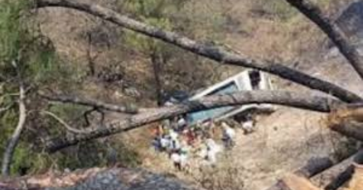 जम्मू-कश्मीर के डोडा में बस के खाई में गिरने से तीन लोगों की मौत, 24 घायल
