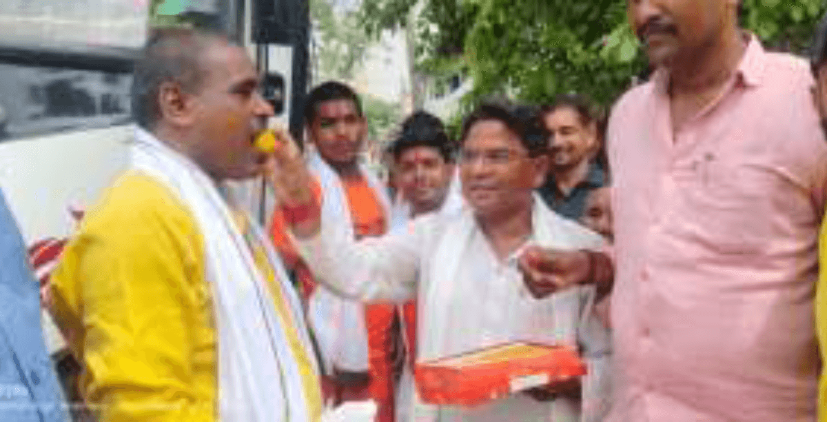 कांवरियों को अंग वस्त्र और मुंह मीठा कराकर बैजनाथ धाम के लिए ,रवाना किया