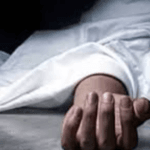 बांदा, (यूएनएस): जनपद बांदा के पलानी थाना क्षेत्र के सिंधन कला गांव के मजरा पडवन डेरा में 4 दिन से लापता वृद्ध रामधनी (70) का शव कुएं में उतरता हुआ मिला। ग्रामीणों ने शव को देखकर तुरंत पुलिस को सूचना दी। मौके पर पहुंची पुलिस ने शव को कब्जे में लेकर पोस्टमॉर्टम के लिए भेज दिया है और आगे की कार्रवाई की जा रही है। घटना का विवरण: रामधनी चार दिन पहले घर से शौच के लिए निकले थे, लेकिन वापस नहीं लौटे। घरवालों ने उनकी तलाश शुरू की, लेकिन सफलता नहीं मिली। चरवाहों ने डेरा के बाहर बने कुएं में एक शव को उतराते हुए देखा और तुरंत रामधनी के परिवार को सूचना दी। परिवार के सदस्य मौके पर पहुंचे और पुलिस को बुलाया। पुलिस ने शव को बाहर निकाला और पोस्टमॉर्टम के लिए भेज दिया। पुलिस की जानकारी: पैलानी थाना प्रभारी आनंद कुमार ने बताया कि उन्हें कुएं के अंदर शव मिलने की जानकारी मिली थी। पुलिस तुरंत मौके पर पहुंची और शव को कब्जे में ले लिया गया है। परिजनों का बयान: रामधनी के छोटे बेटे अमरजीत ने बताया कि उनके पिता को आंखों से कम दिखाई देता था, जिससे हादसा हुआ है। परिवार में दो भाई और मां हैं। इस घटना से इलाके में शोक की लहर है और पुलिस द्वारा मामले की जांच की जा रही है।