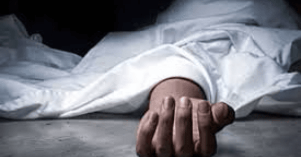 बांदा, (यूएनएस): जनपद बांदा के पलानी थाना क्षेत्र के सिंधन कला गांव के मजरा पडवन डेरा में 4 दिन से लापता वृद्ध रामधनी (70) का शव कुएं में उतरता हुआ मिला। ग्रामीणों ने शव को देखकर तुरंत पुलिस को सूचना दी। मौके पर पहुंची पुलिस ने शव को कब्जे में लेकर पोस्टमॉर्टम के लिए भेज दिया है और आगे की कार्रवाई की जा रही है। घटना का विवरण: रामधनी चार दिन पहले घर से शौच के लिए निकले थे, लेकिन वापस नहीं लौटे। घरवालों ने उनकी तलाश शुरू की, लेकिन सफलता नहीं मिली। चरवाहों ने डेरा के बाहर बने कुएं में एक शव को उतराते हुए देखा और तुरंत रामधनी के परिवार को सूचना दी। परिवार के सदस्य मौके पर पहुंचे और पुलिस को बुलाया। पुलिस ने शव को बाहर निकाला और पोस्टमॉर्टम के लिए भेज दिया। पुलिस की जानकारी: पैलानी थाना प्रभारी आनंद कुमार ने बताया कि उन्हें कुएं के अंदर शव मिलने की जानकारी मिली थी। पुलिस तुरंत मौके पर पहुंची और शव को कब्जे में ले लिया गया है। परिजनों का बयान: रामधनी के छोटे बेटे अमरजीत ने बताया कि उनके पिता को आंखों से कम दिखाई देता था, जिससे हादसा हुआ है। परिवार में दो भाई और मां हैं। इस घटना से इलाके में शोक की लहर है और पुलिस द्वारा मामले की जांच की जा रही है।