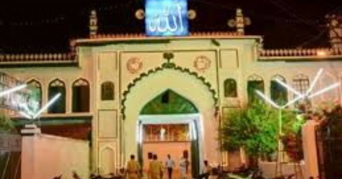 इमामबाड़े के बाहर आया चांदू मियां का सुप्रसिद्ध ताजिया