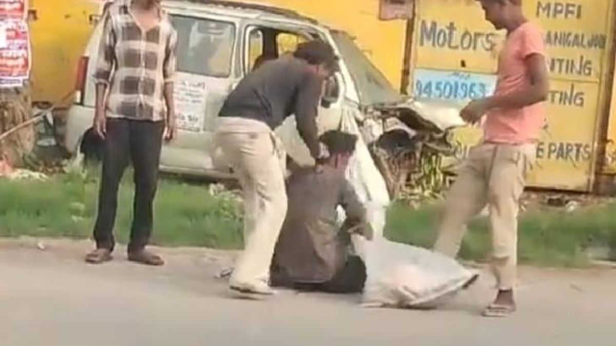 कानपुर में बीच सड़क युवक की पिटाई