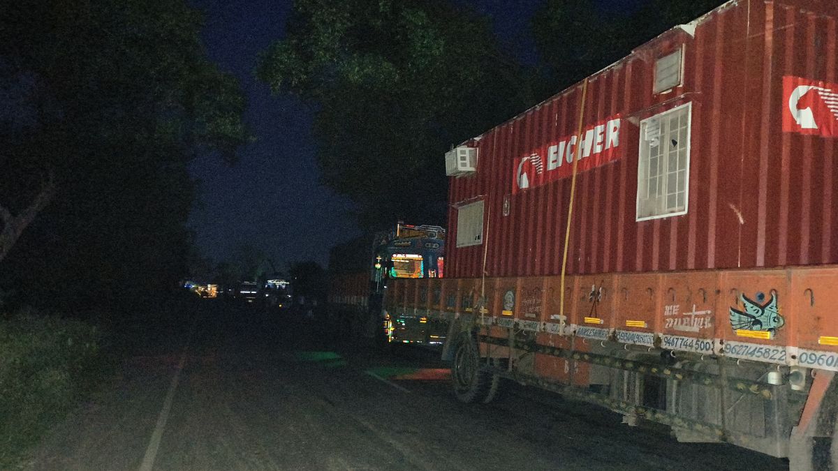 कानपुर में सड़क पार करते युवक को ट्रक ने कुचला