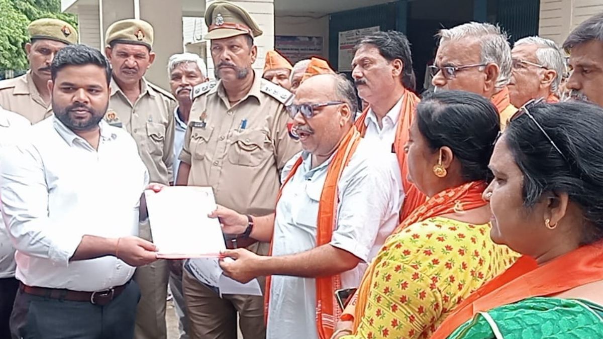 लव जिहाद पर हिंदू महासभा ने पीएम को भेजा ज्ञापन