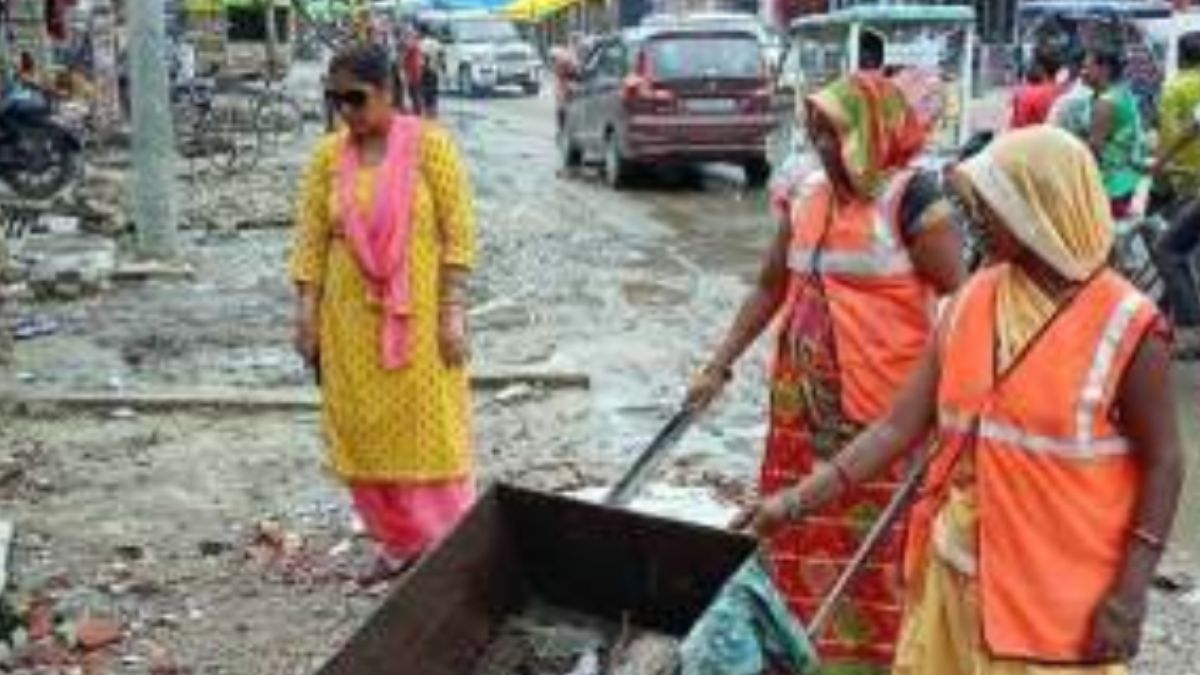 ईओ के नेतृत्व में नगर में चलाया सफाई अभियान