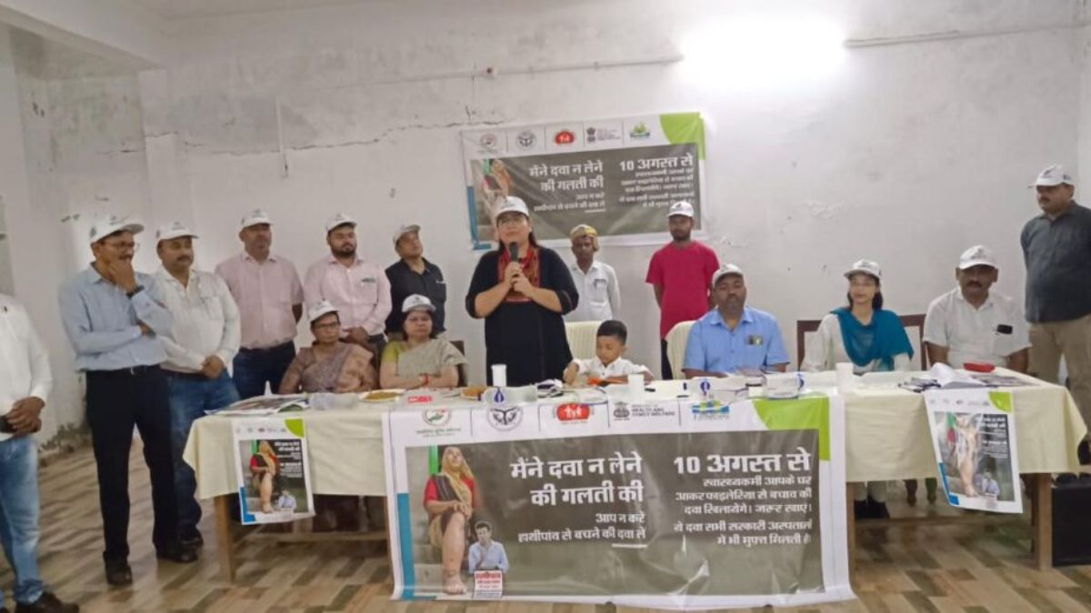 ‘डीएम ने फाइलेरियारोधी दवा खाकर एमडीए अभियान का शुभारंभ’ किया