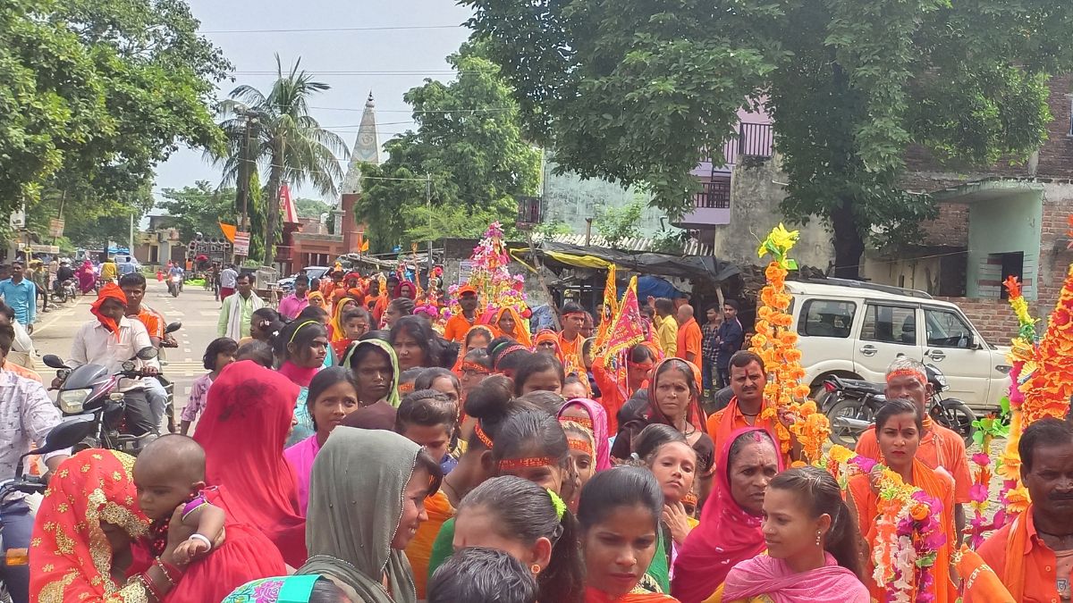 नवयुवक कांवरिया संघ की कांवड़ यात्रा डीजे की धुन पर रवाना