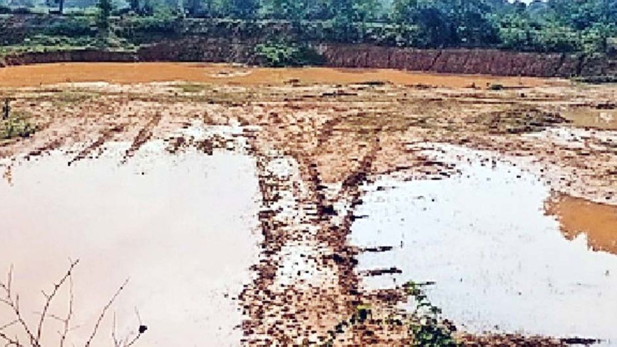 छह माह में ही अस्तित्व खो चुका अमृत सरोवर तालाब