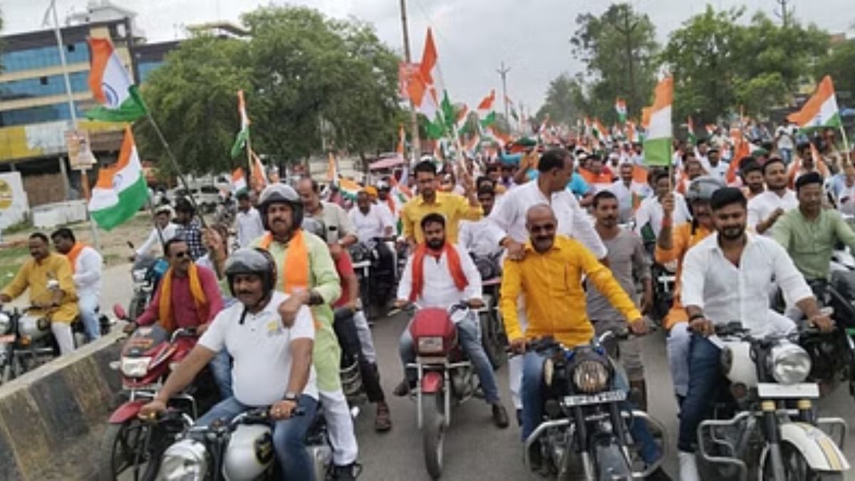 तिरंगा यात्रा में युवाओं ने लगाए भारत माता की जय के नारे