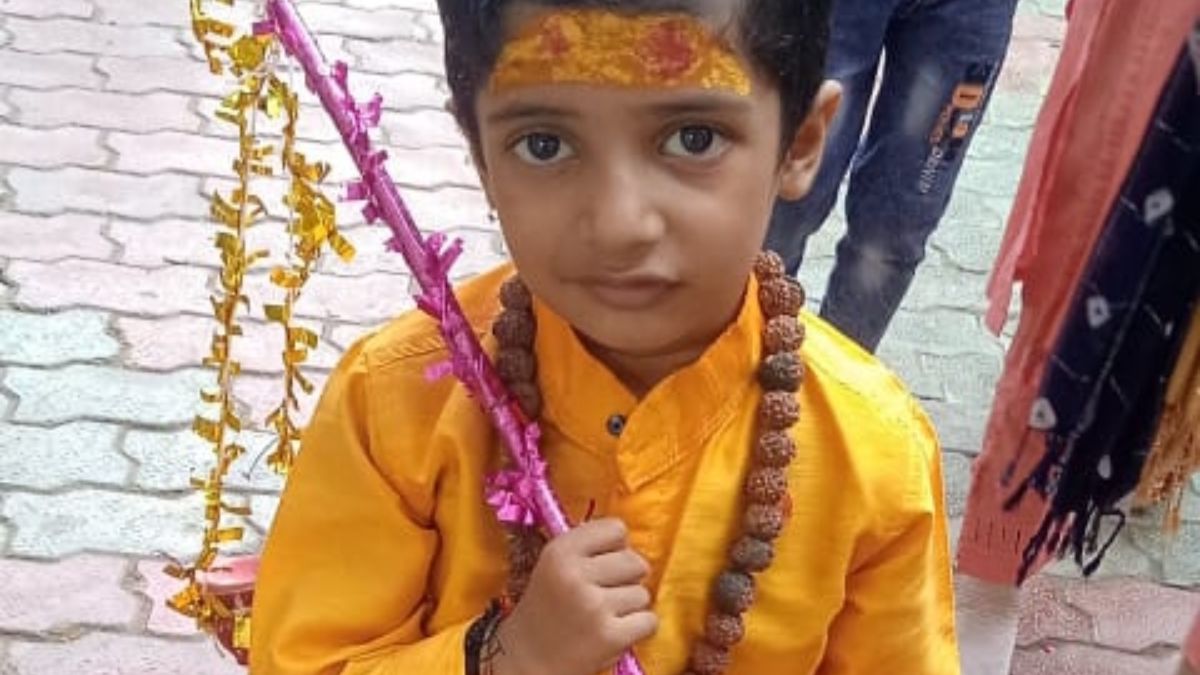 कानपुर में 5 साल के बच्चे ने उठाई कांवड़