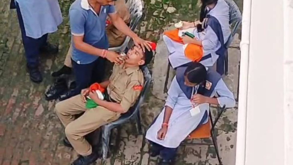 बीएनएसडी शिक्षा निकेतन के मैदान में बेहोश होकर गिरे बच्चे