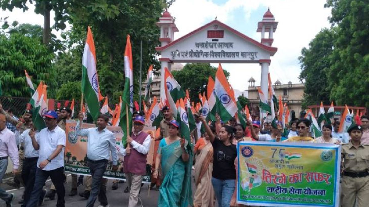 सीएसए कानपुर में निकाली गई तिरंगा यात्रा