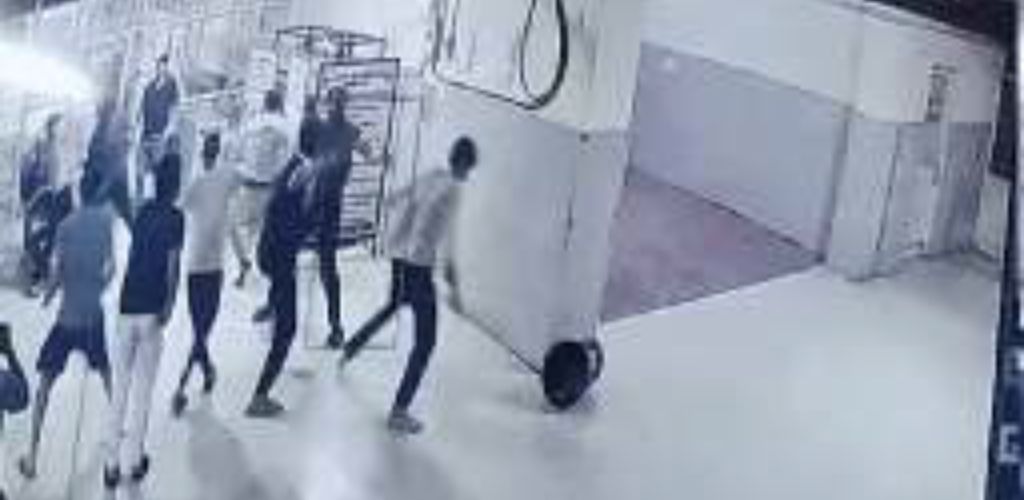 कानपुर के उर्सला अस्पताल में डॉक्टर से मारपीट मरीज की छुट्टी नहीं करने पर हॉस्टल में घुसकर पीटा, ब्लड बैंक तक घसीटते ले गए