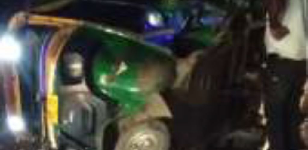 कानपुर में हाई-स्पीड ऑटो, कार को टक्कर मारते हुए पलटी