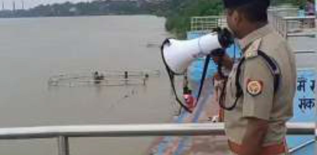 कानपुर में गंगा नदी के जलस्तर में लगातार वृद्धि के कारण प्रशासन ने गंगा घाटों पर विशेष सतर्कता बरतने के निर्देश जारी किए हैं।