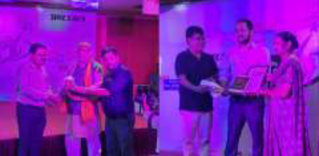 ग्राम प्रधान को मुख्य विकास अधिकारी ने सम्मानित कर दिया प्रशस्ति पत्र