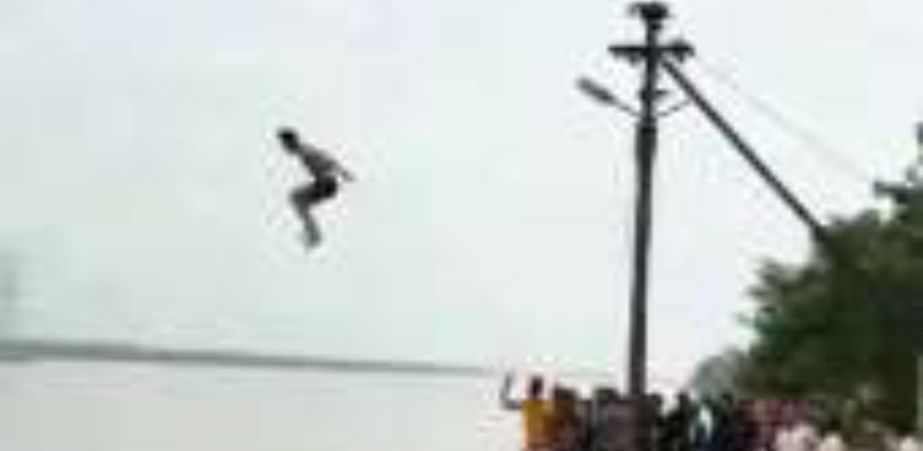 पोल पर चढ़कर युवक ने गंगा में लगाई छलांग