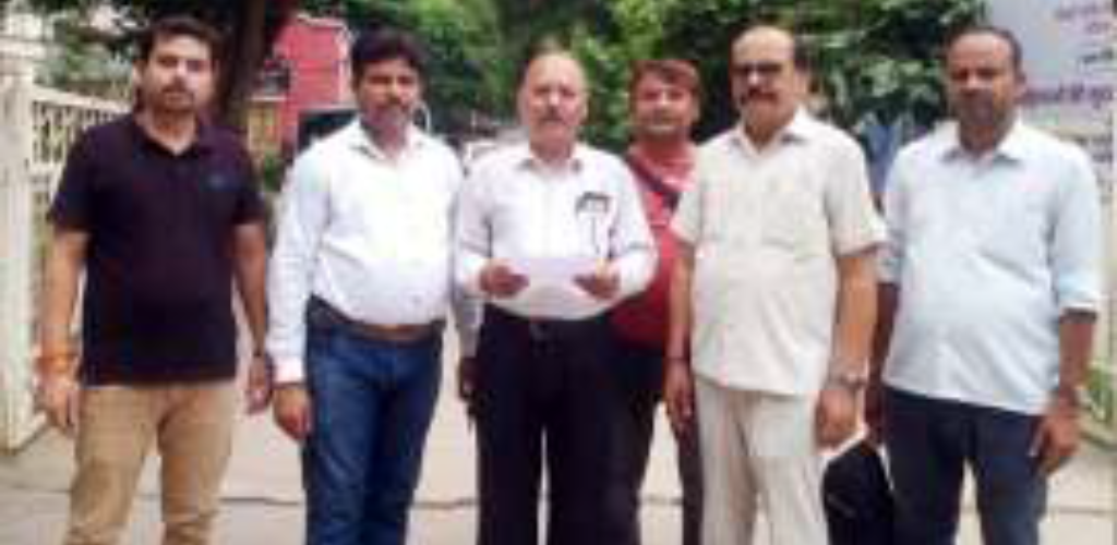 चोरी की घटना का खुलासा किए जाने की मांग उद्योग व्यापार मंडल ने एसपी को सौंपा ज्ञापन