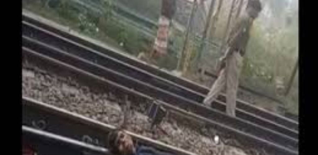 कानपुर में यात्रियों ने युवक को ट्रेन से फेंका