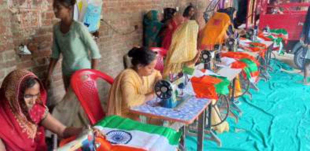 हर घर तिरंगा योजना में 178 स्वयं सहायता समूह 3.50 लाख तिरंगे बनायेंगे