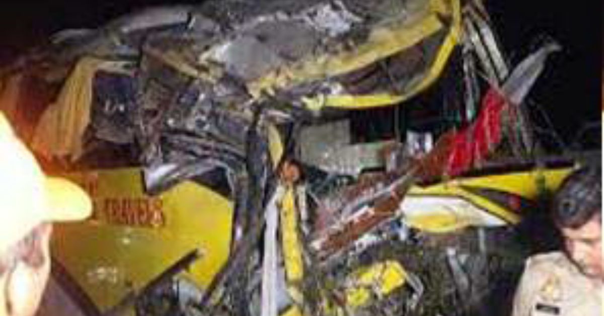 कार से टकराई स्लीपर बस, 06 की मौत, 46 घायल