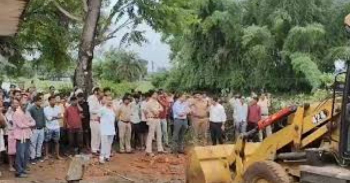 मंदिर परिसर में गिरी 50 साल पुरानी दीवार, नौ बच्चों की दर्दनाक मौत