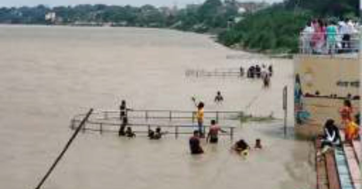 रोक के बावजूद गंगा घाटों पर भीड़: अटल घाट पर स्नान करने पहुंचे लोग, डेंजर लेवल पर पहुंचा जलस्तर
