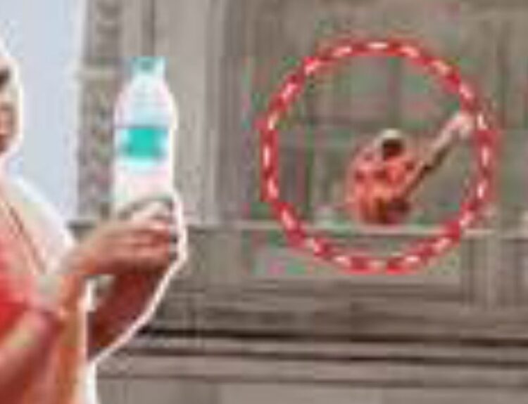 ताजमहल में घुसकर महिला ने मुख्य गुंबद पर भगवा लहराया, सावन सोमवार पर गंगाजल चढ़ाया, सीआईएसएफ ने दौड़ाकर पकड़ा